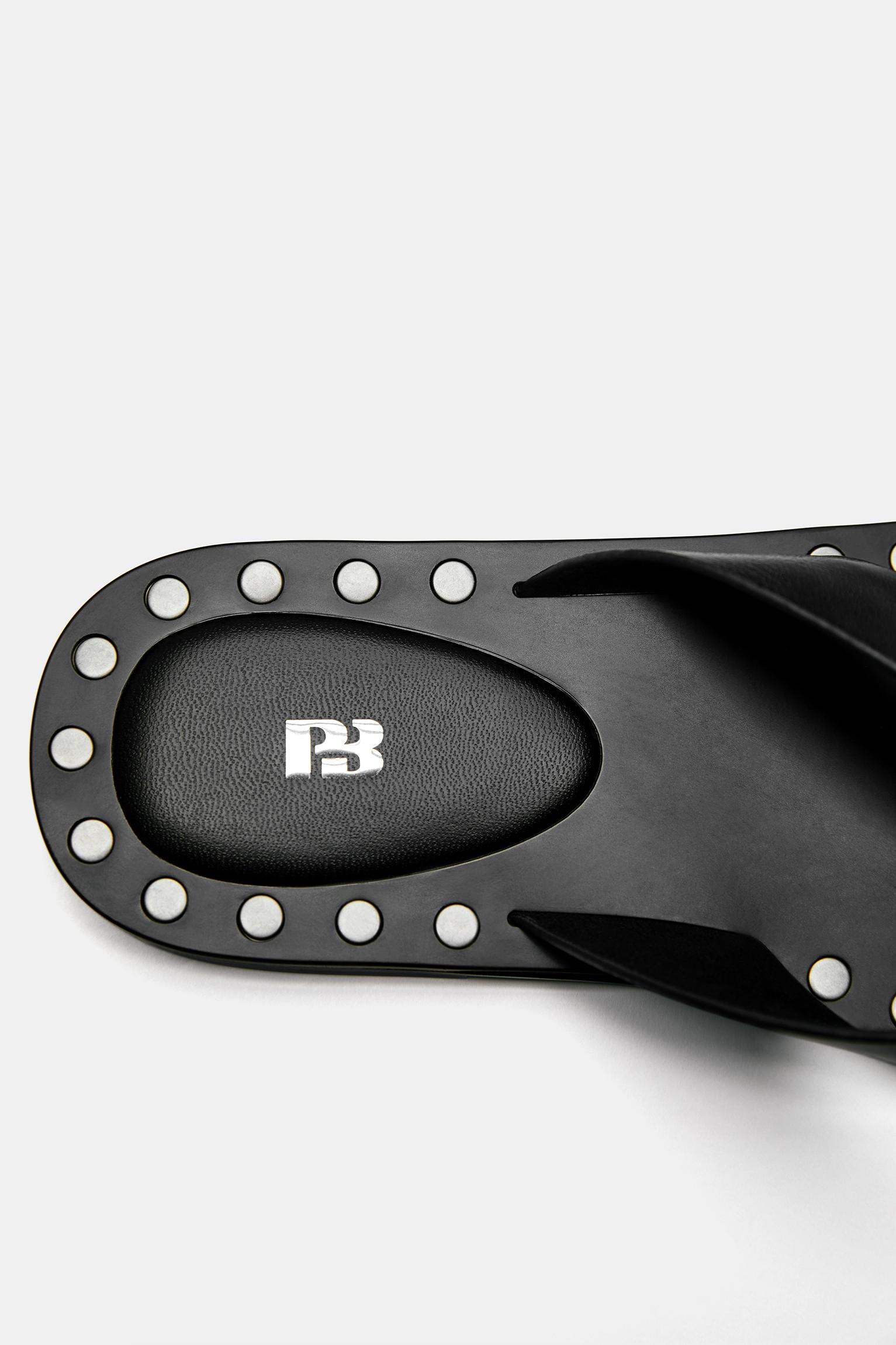 Flat studded sandals — Black