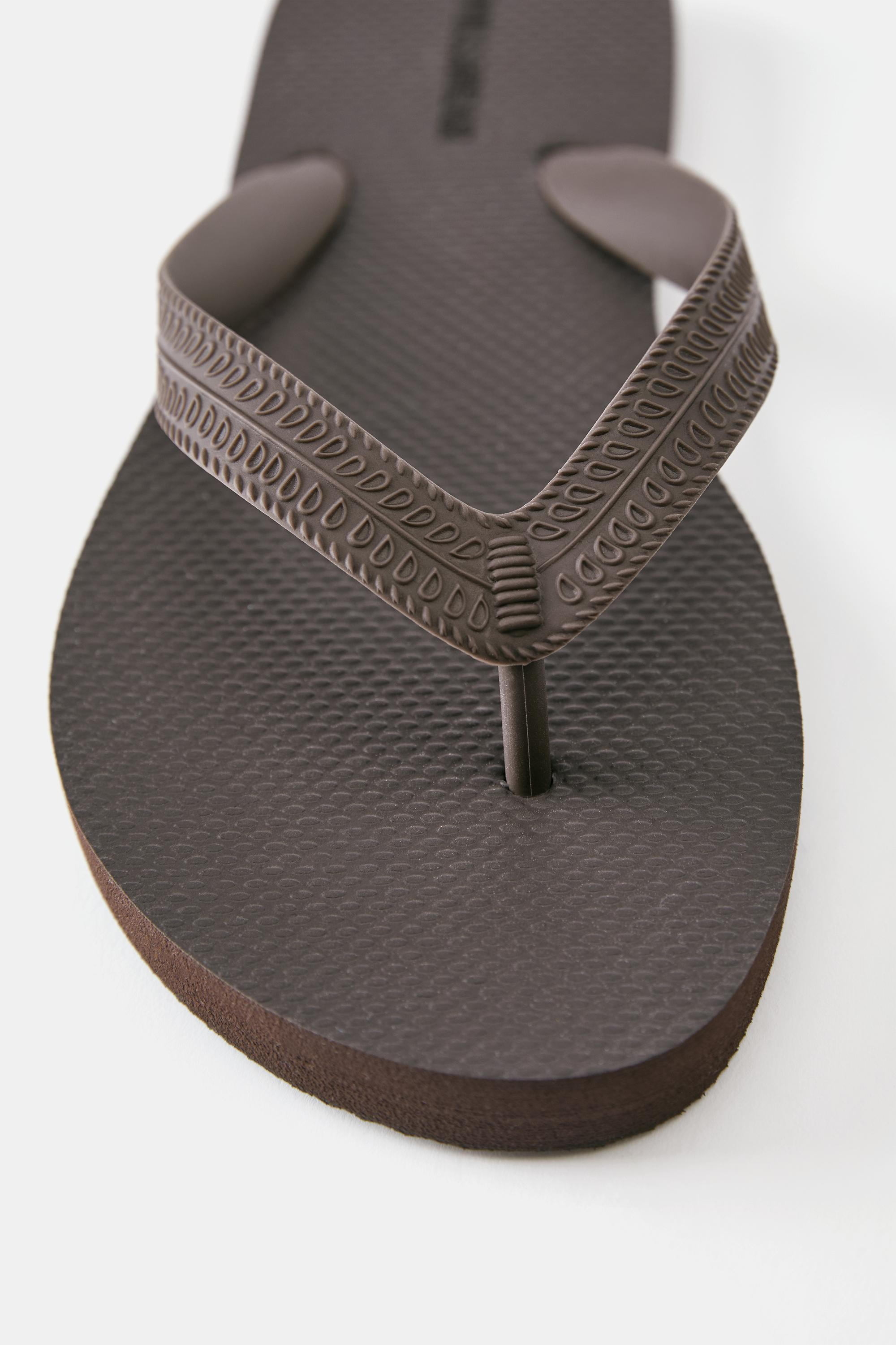 Flat sandals — Brown