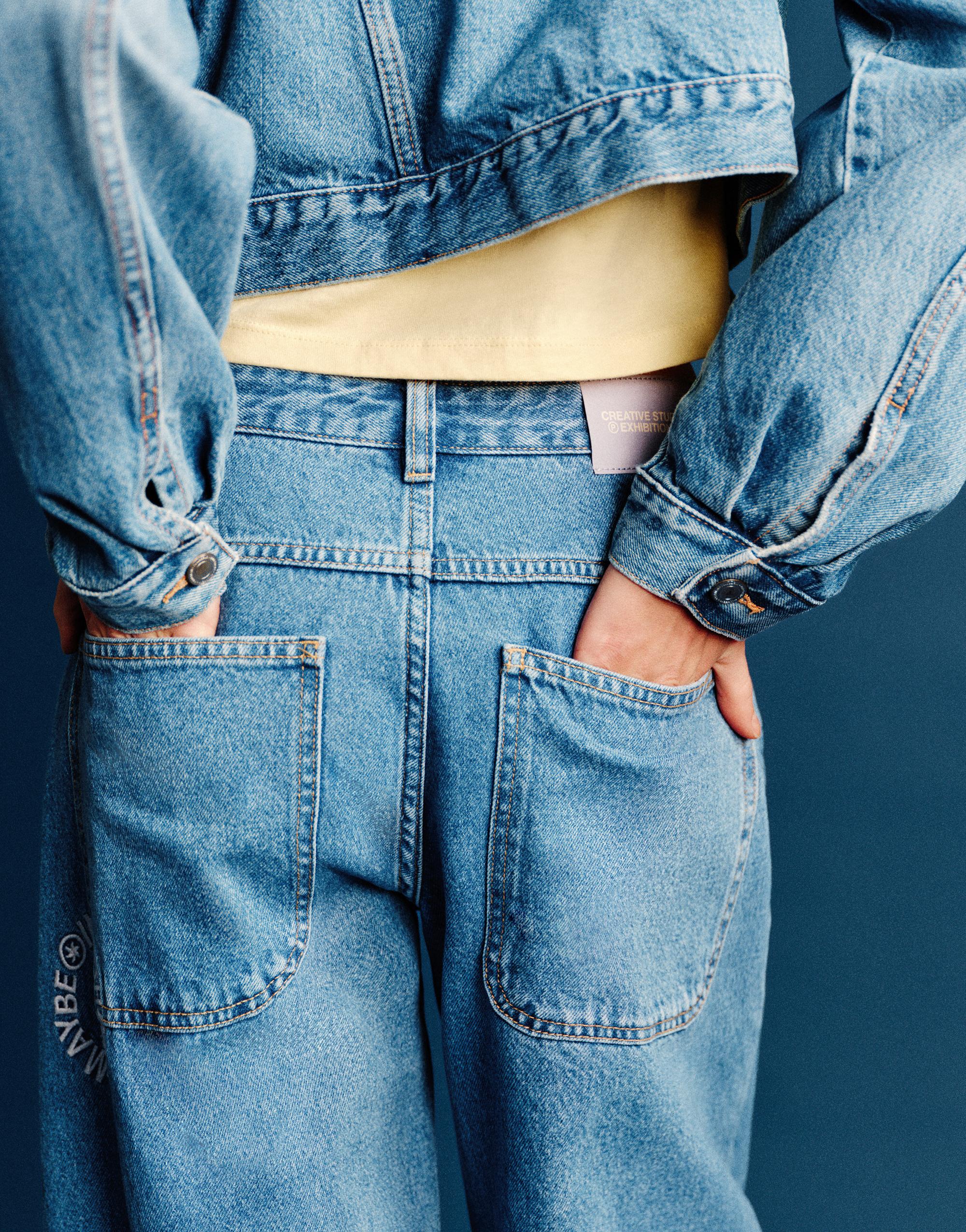 Balloon fit jeans with embroidered text — Medium blue