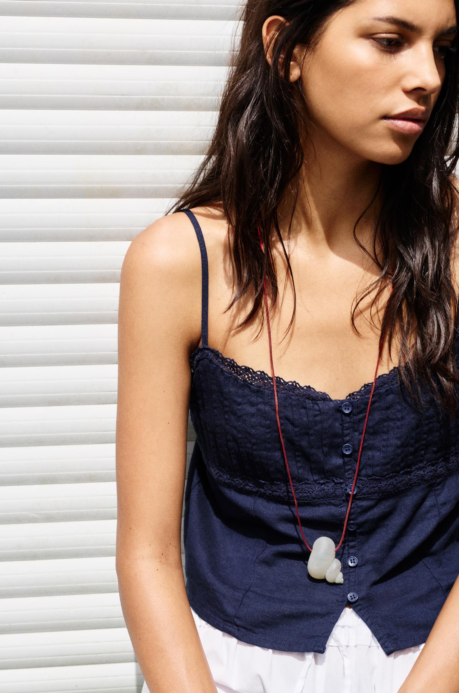 Shell pendant necklace — Ice