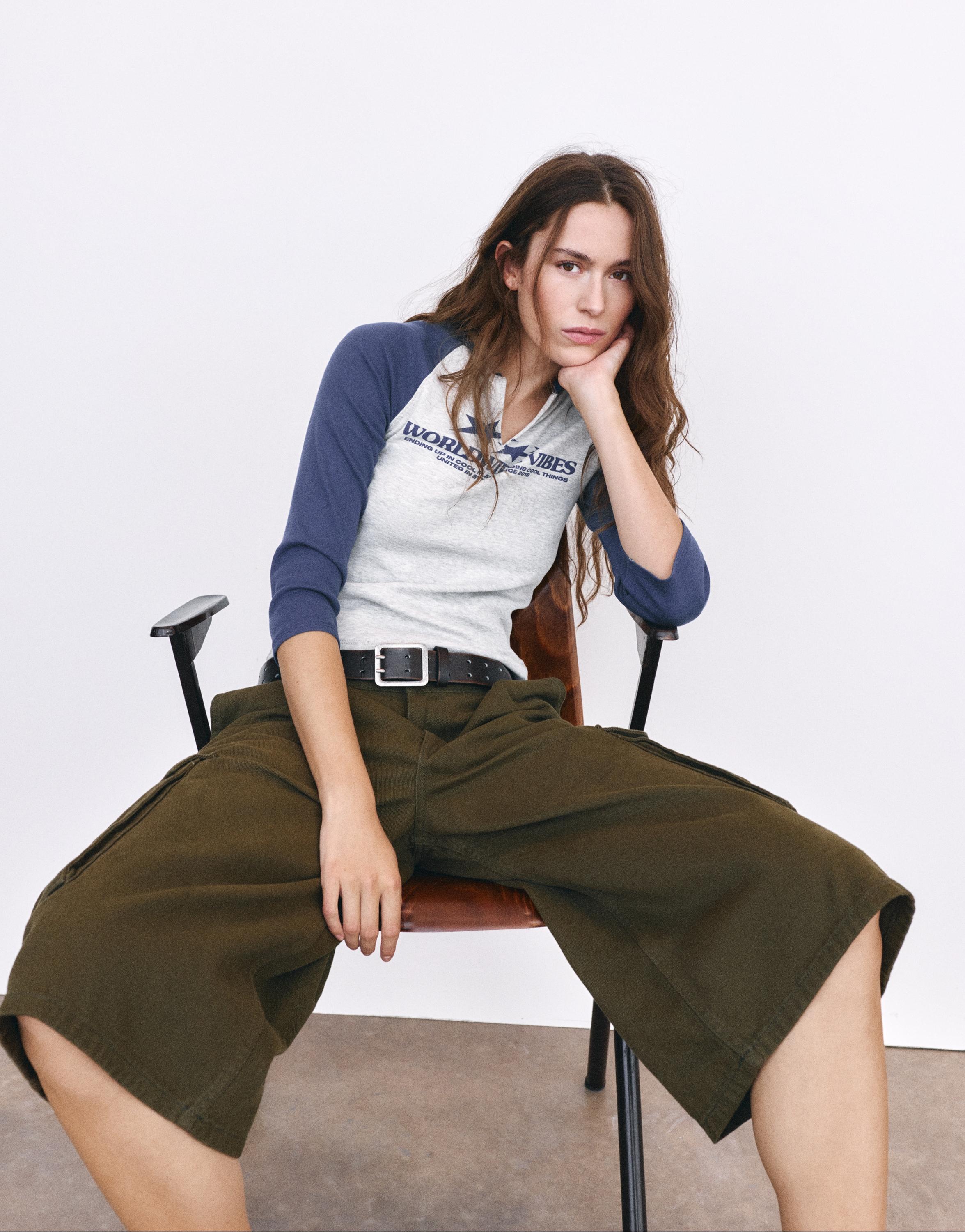 Pull&Bear Grafik baskılı reglan tişört görsel 4