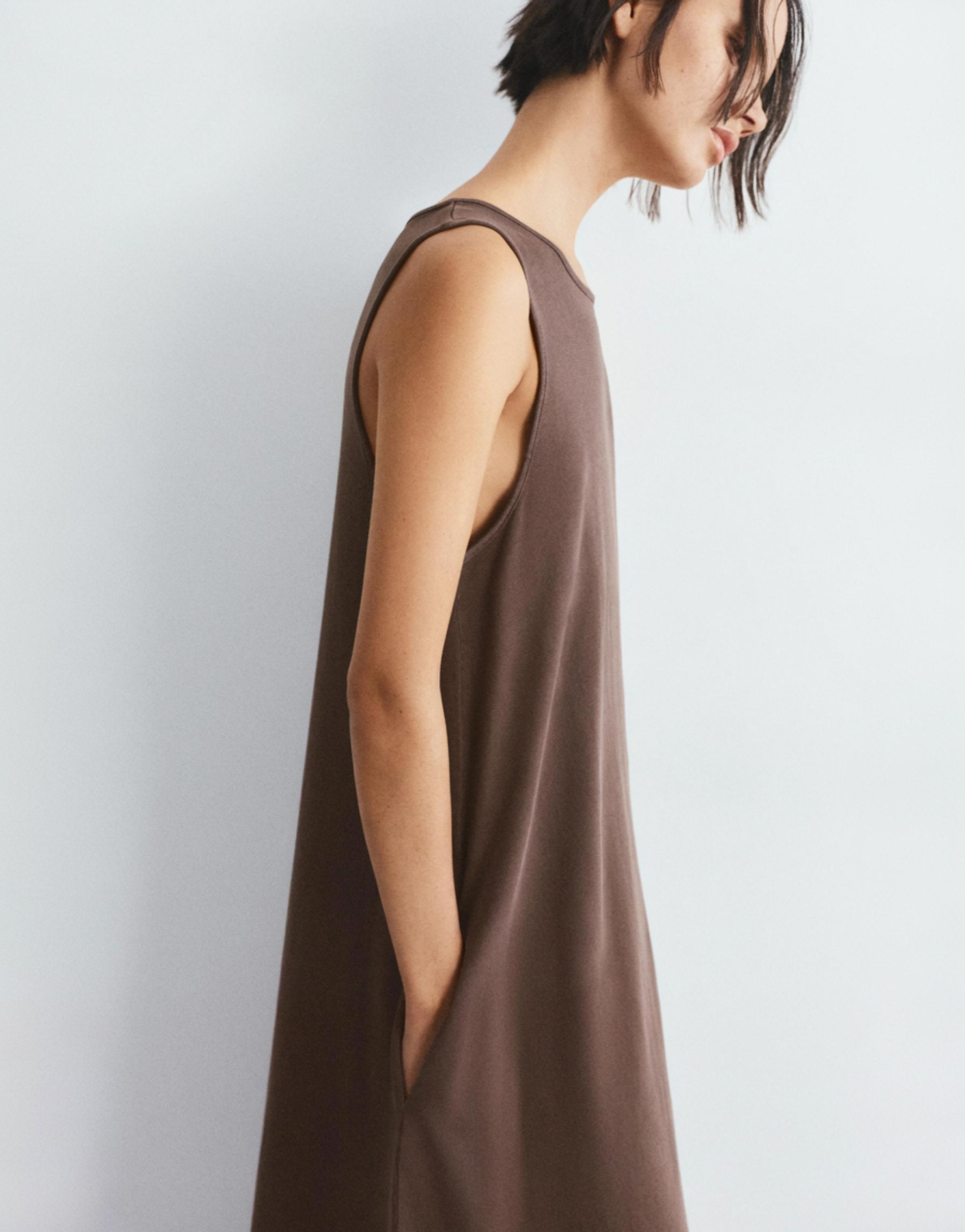 Long sleeveless dress — Brown