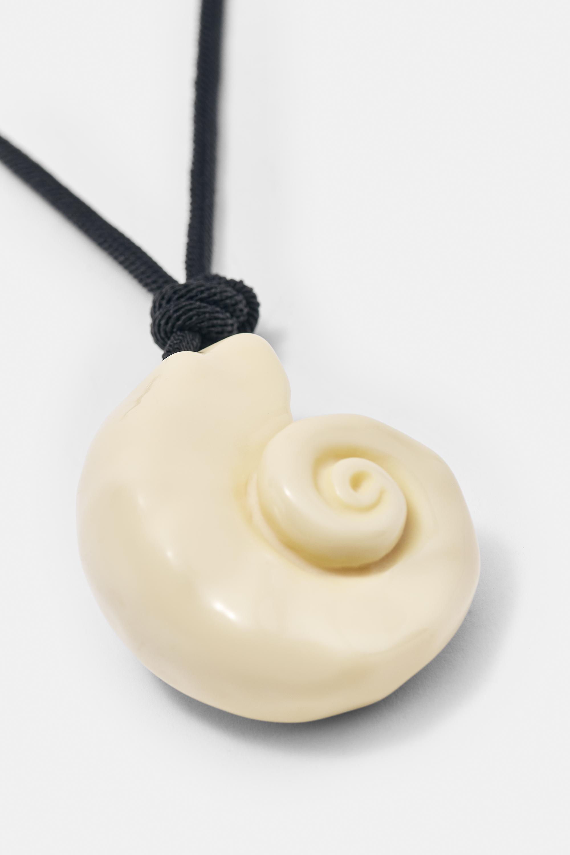 Resin seashell necklace — Ice