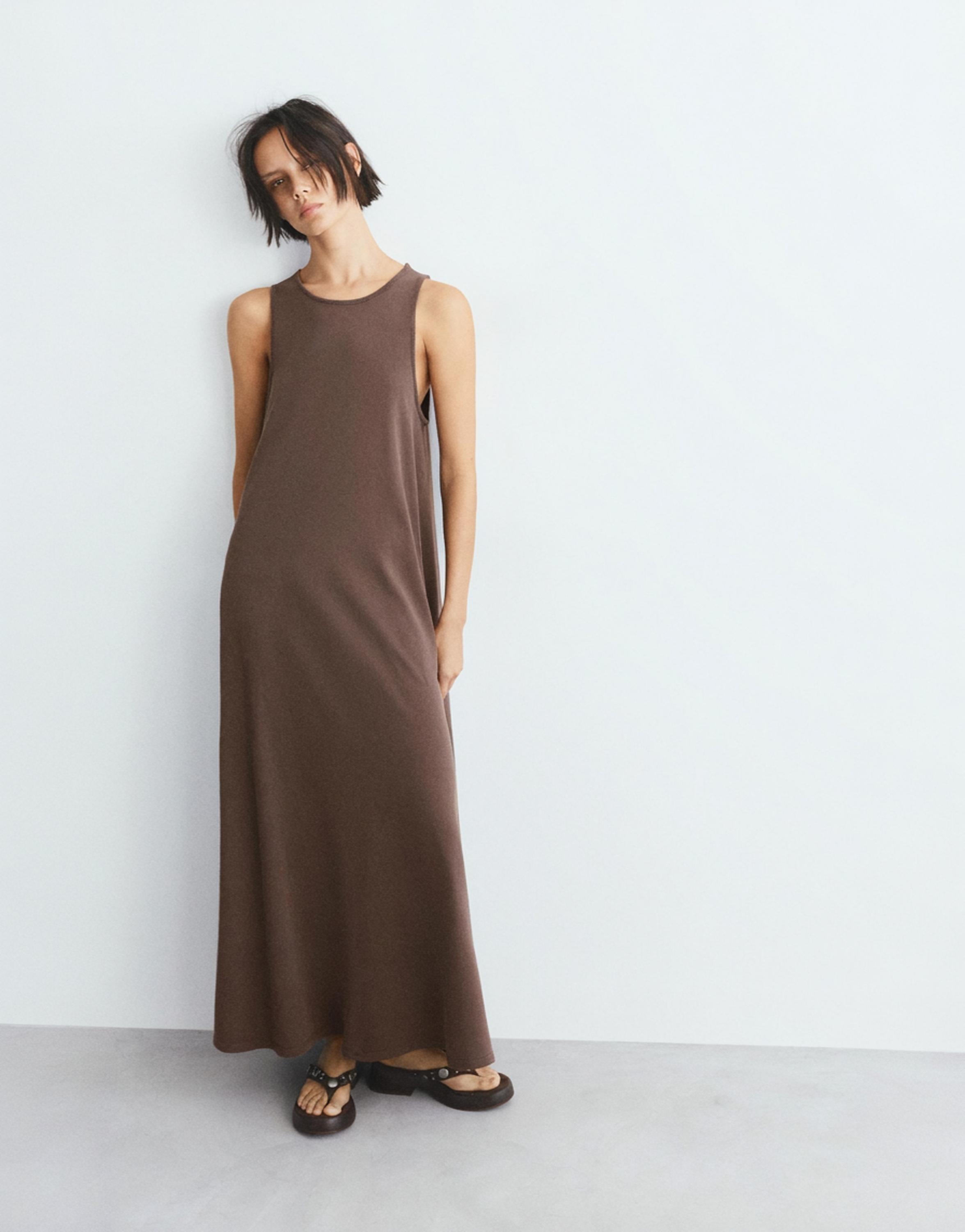 Long sleeveless dress — Brown