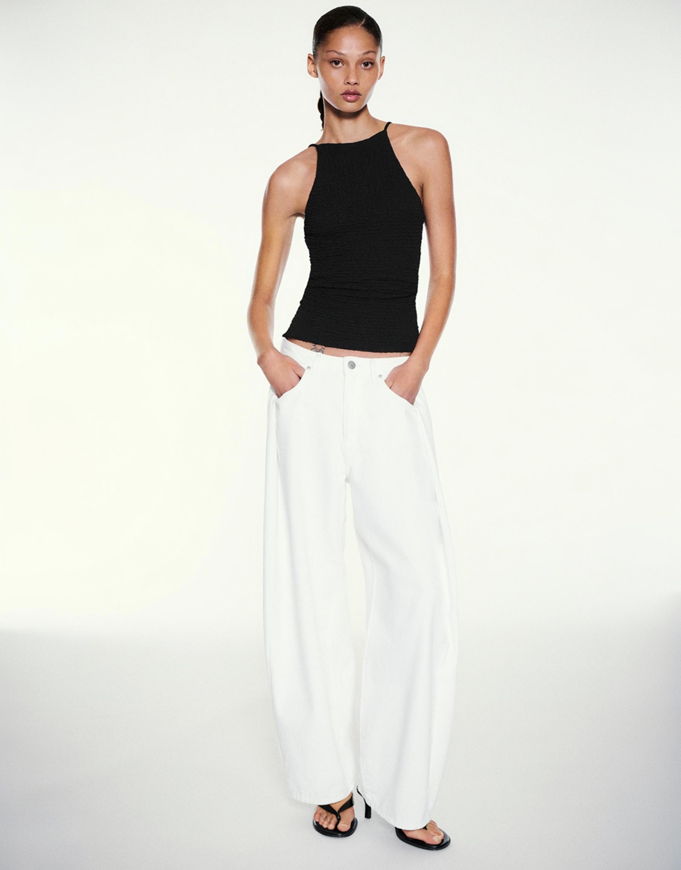 Textured halter top — Black