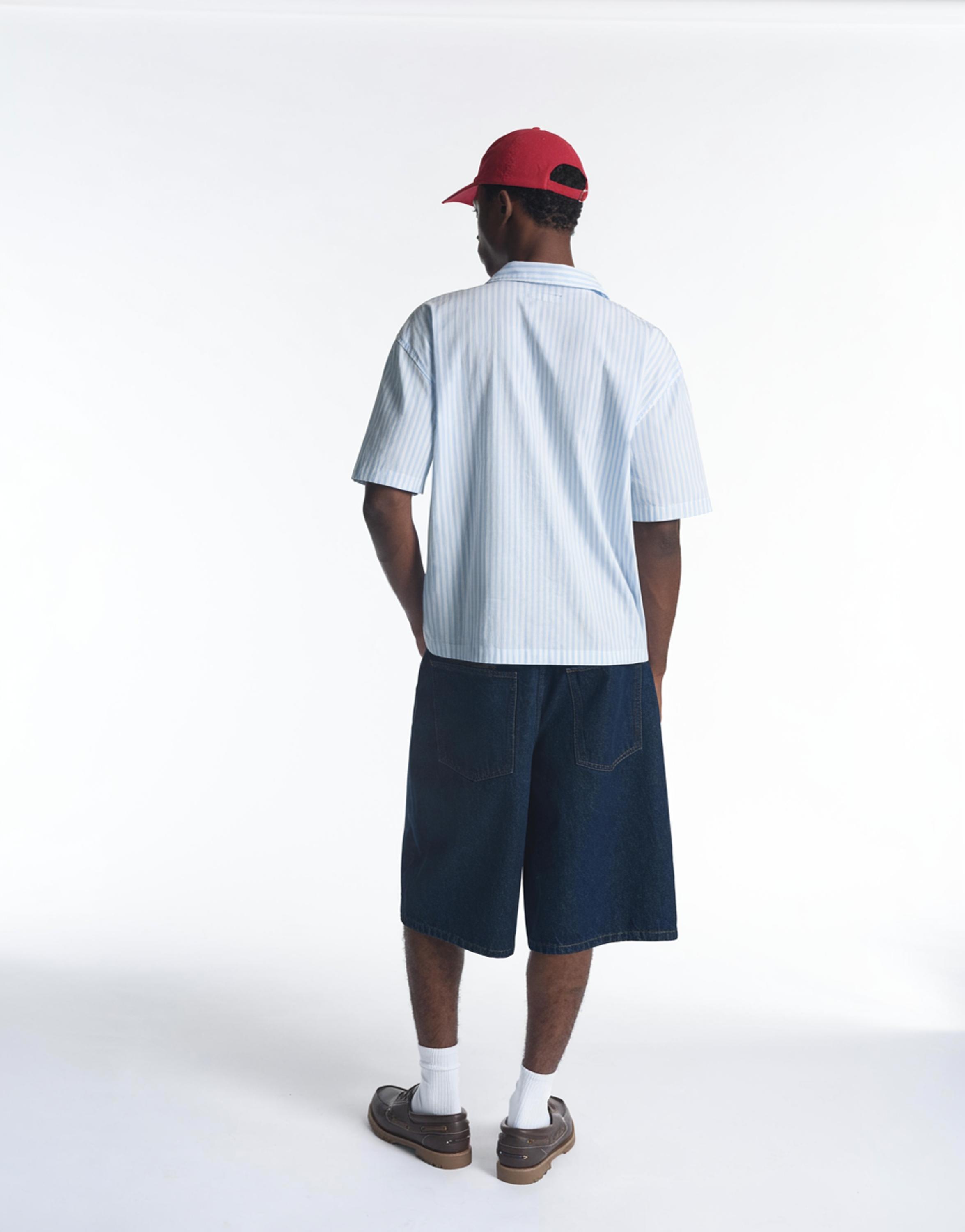 Striped short sleeve shirt with text — Grey/Blue