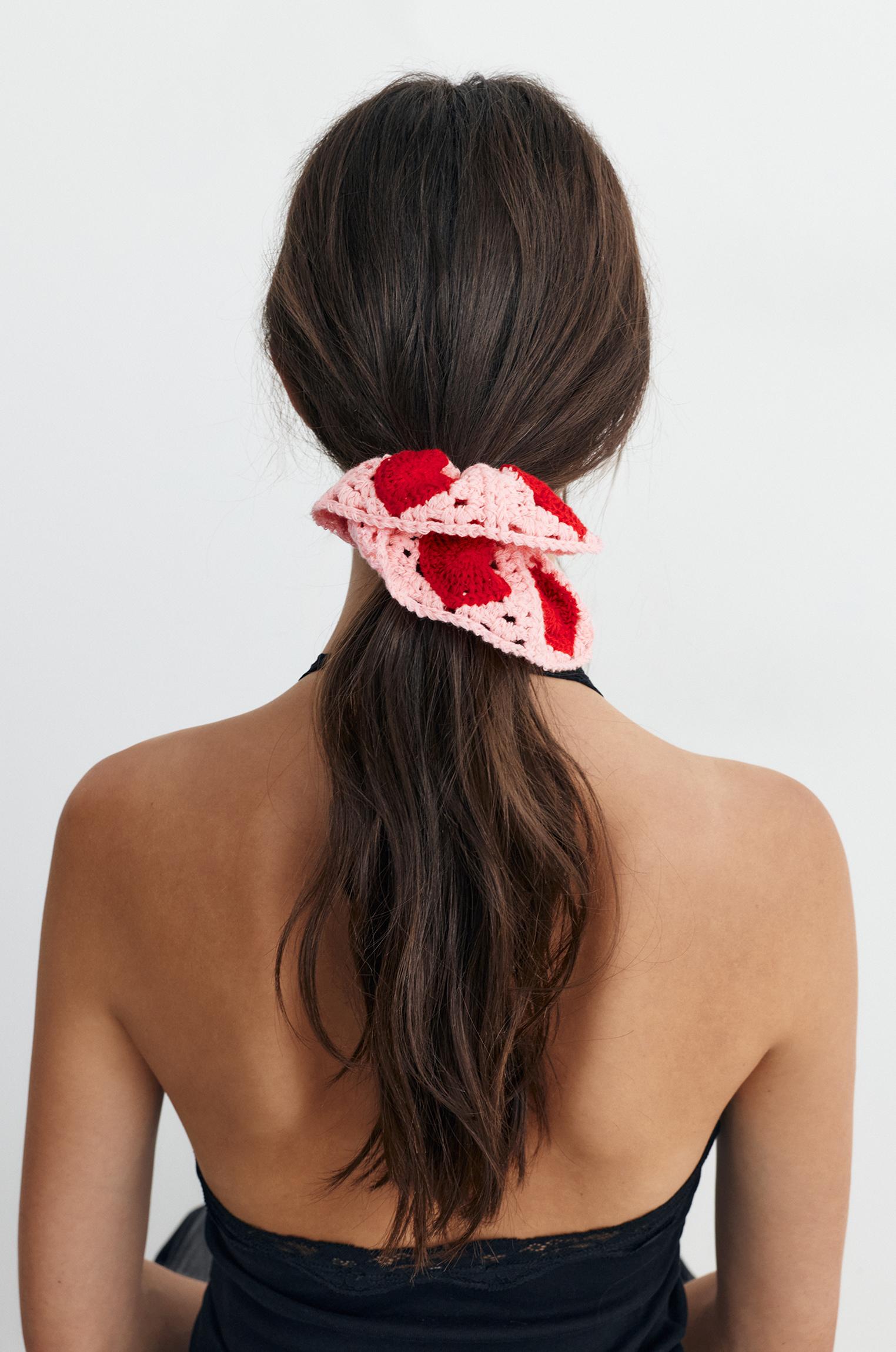 Crochet heart scrunchie — Pink