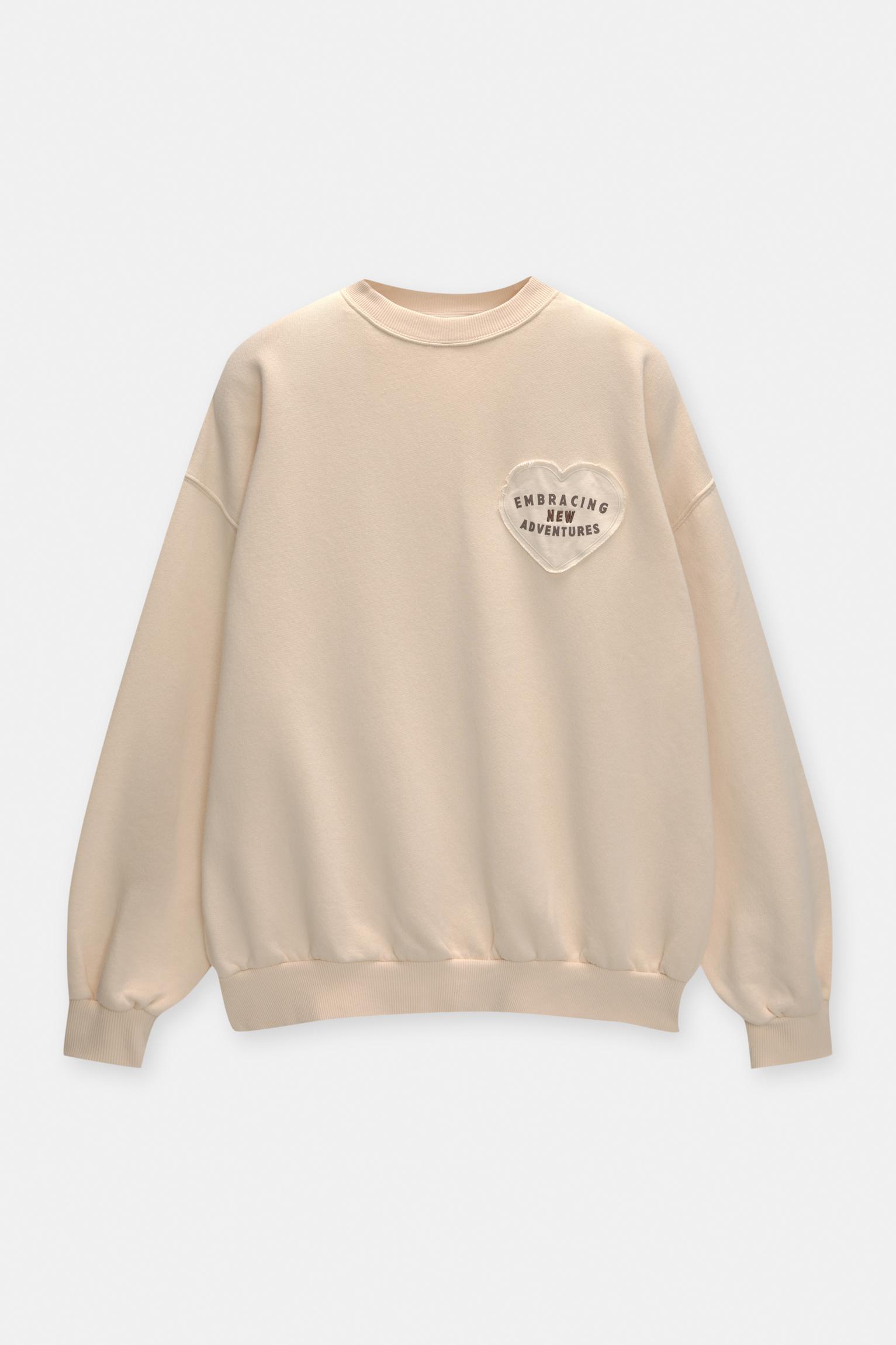 Kalp yamalı sweatshirt