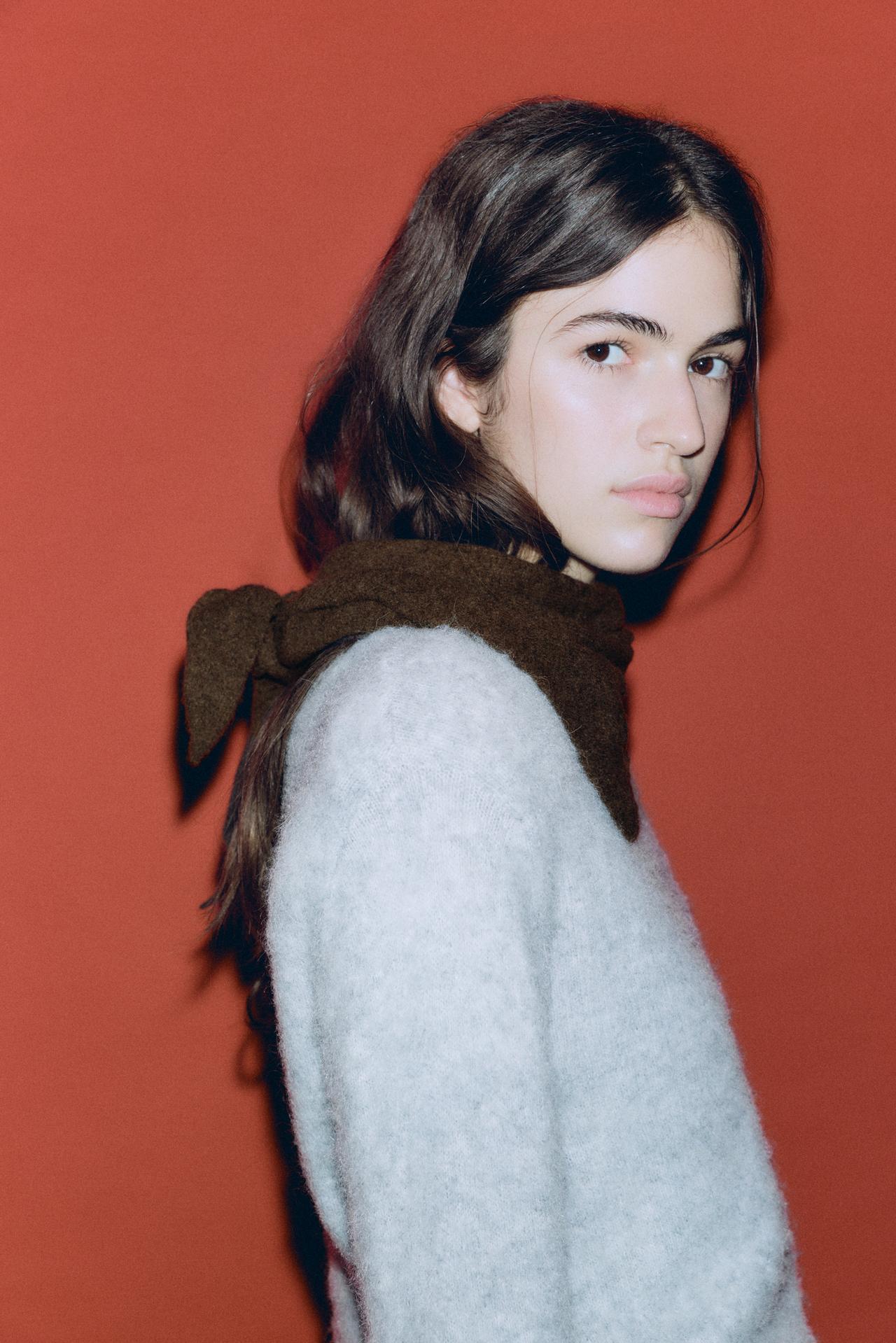 Knit triangle scarf — Brown