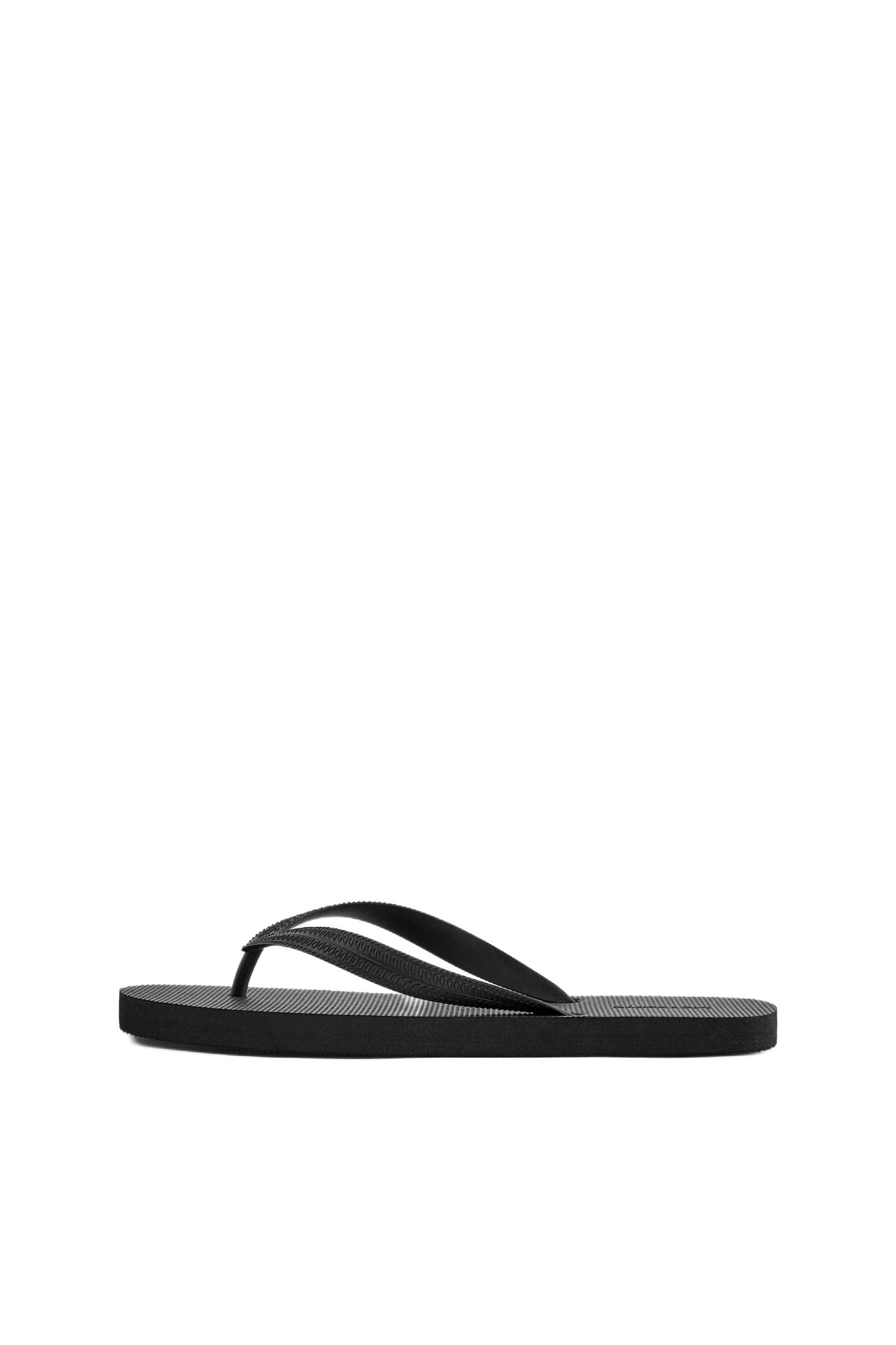 Strappy sandals — Black