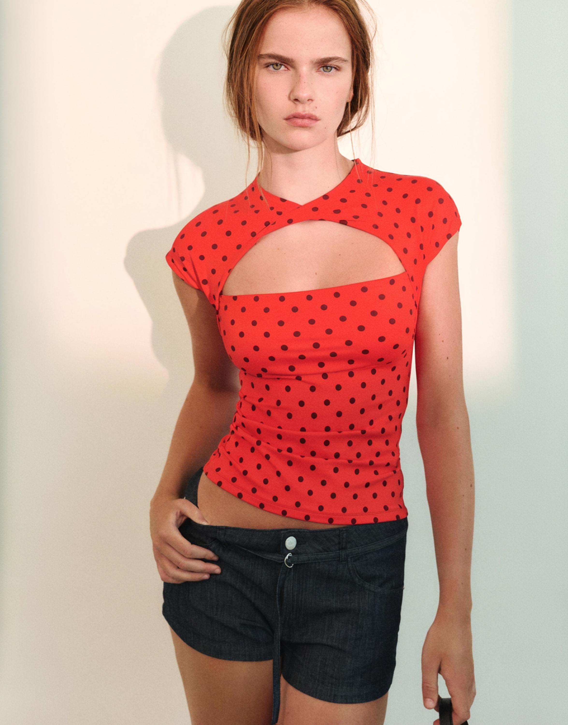 Cut-out T-shirt — Red