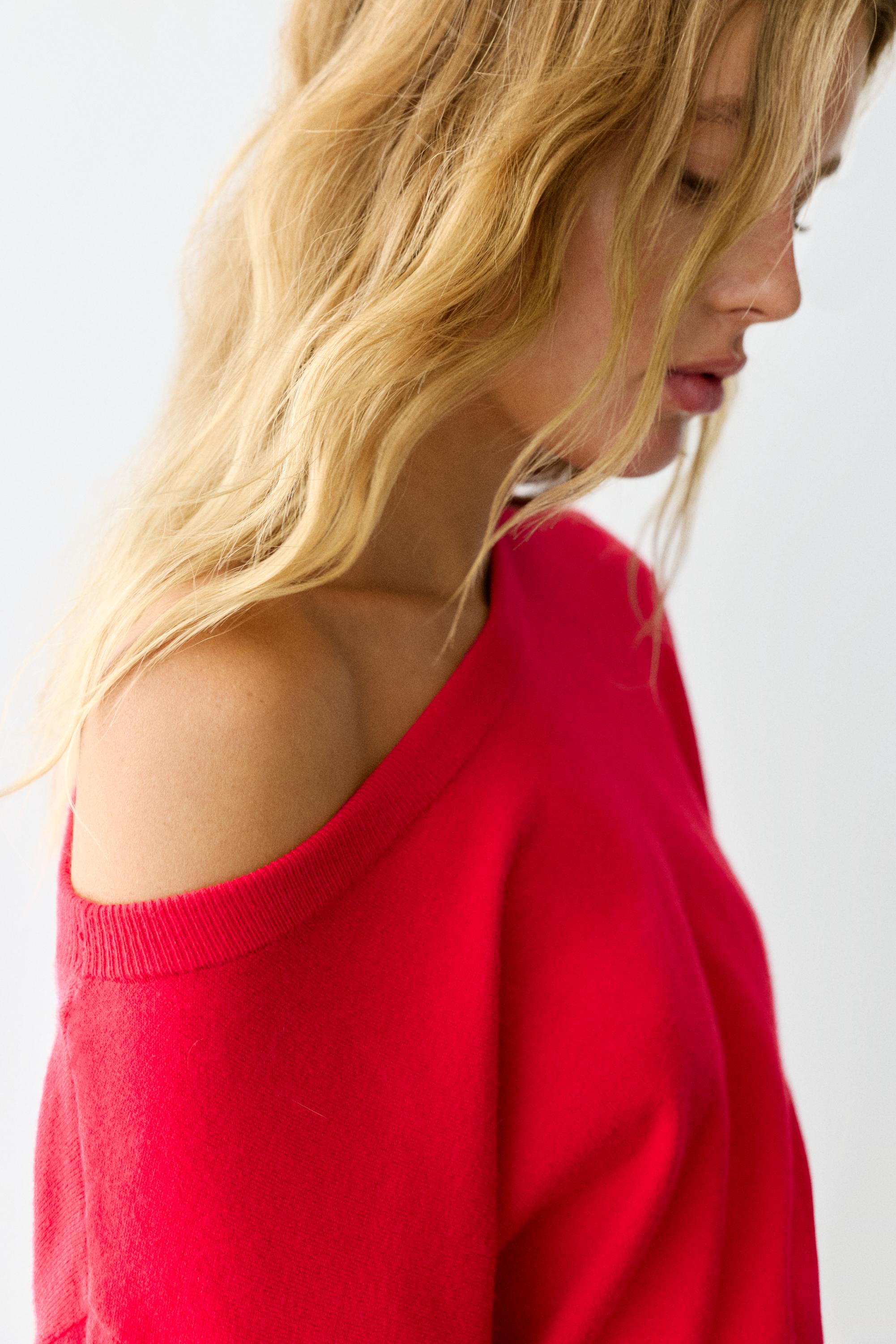 Asymmetric neck jumper — Red
