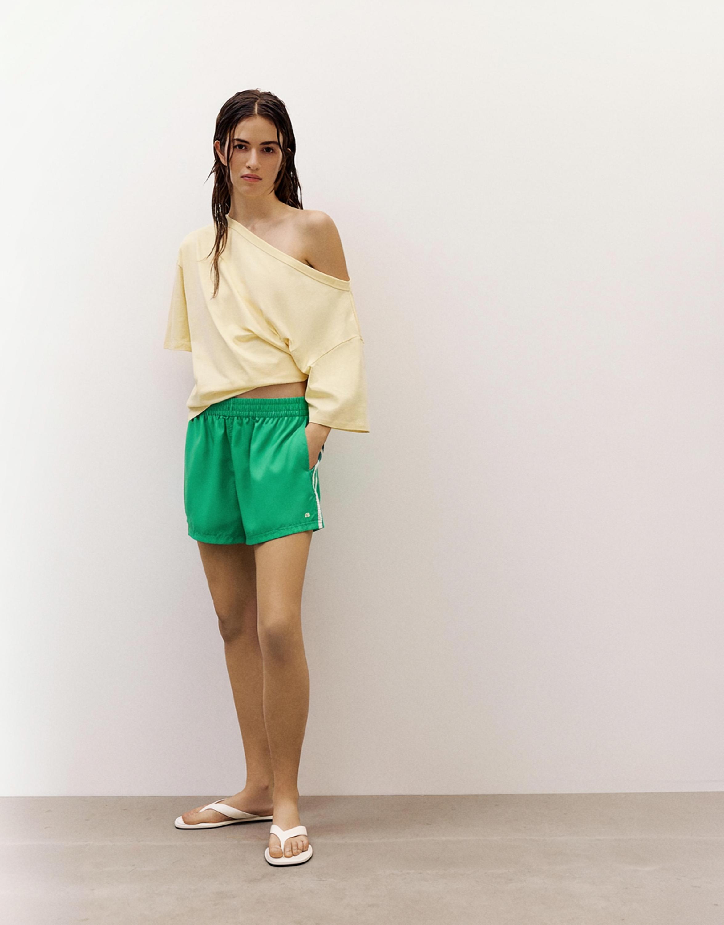 Sporty Bermuda shorts with side stripes — Green
