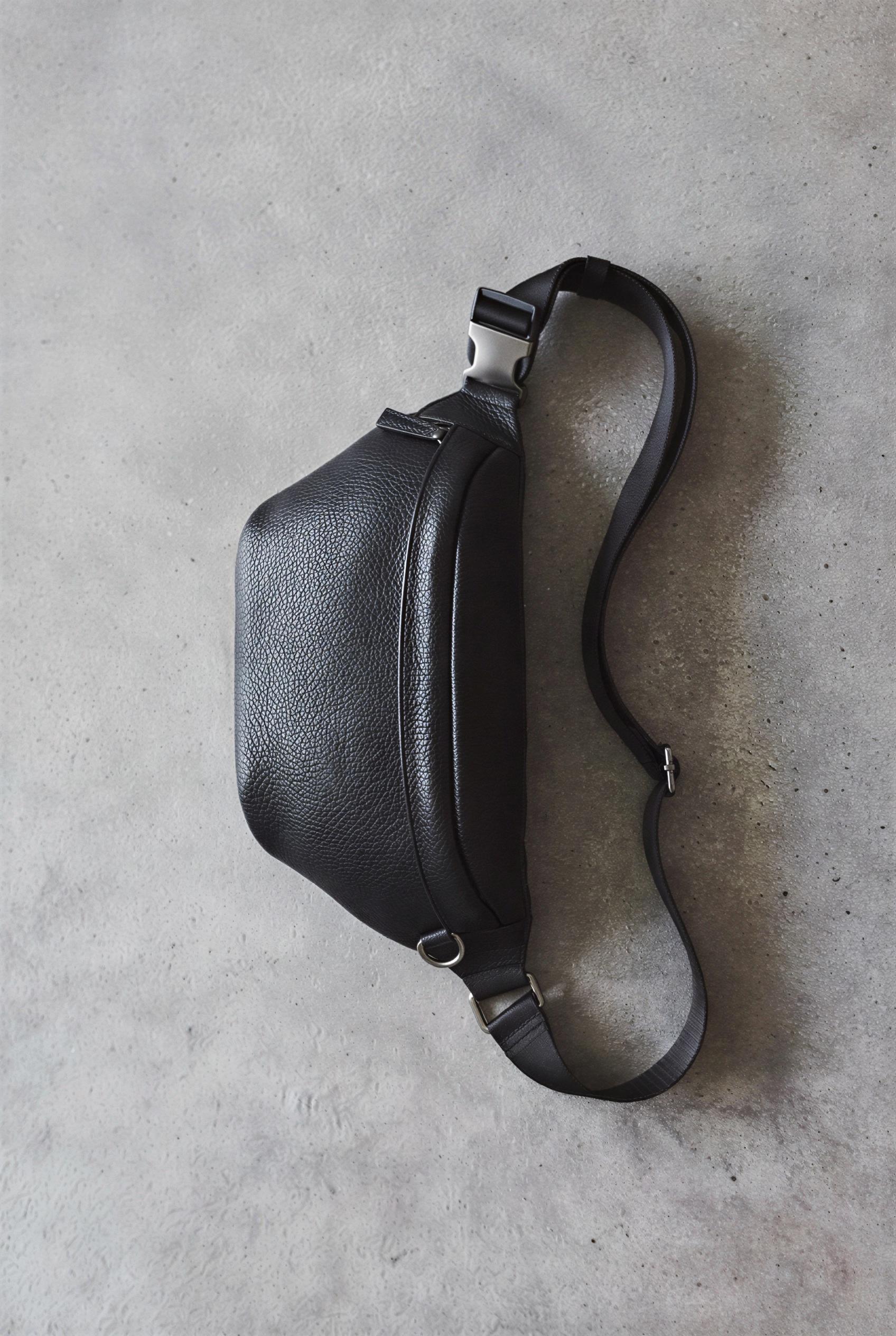 Textured belt bag — Black