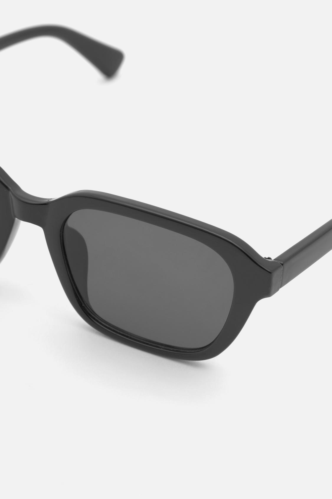 Sonnenbrille mit schwarzem Kunststoffgestell - PULL&BEAR 