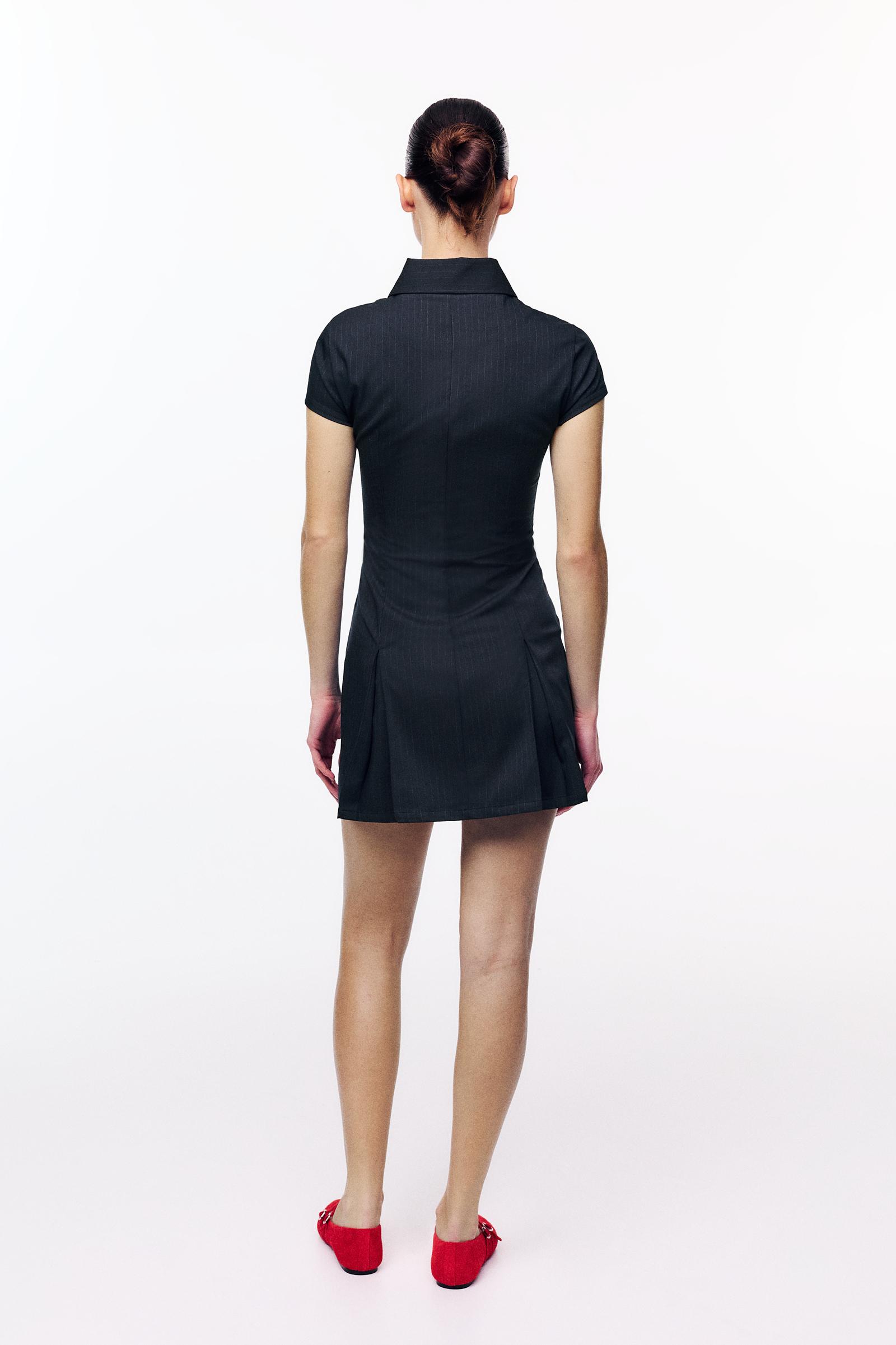 Short pinstripe dress with box pleats — Dark navy