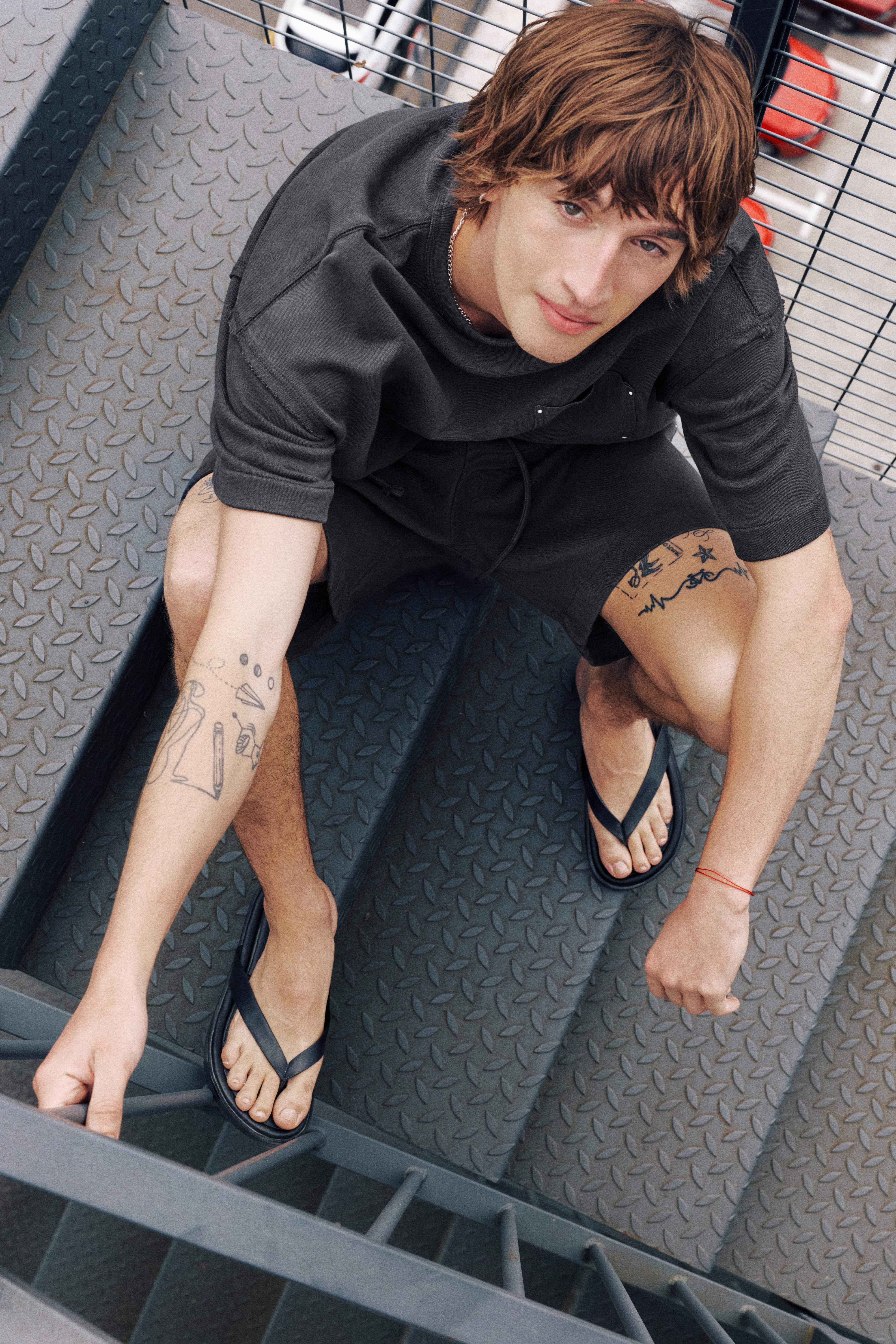 Flat sandals — Black