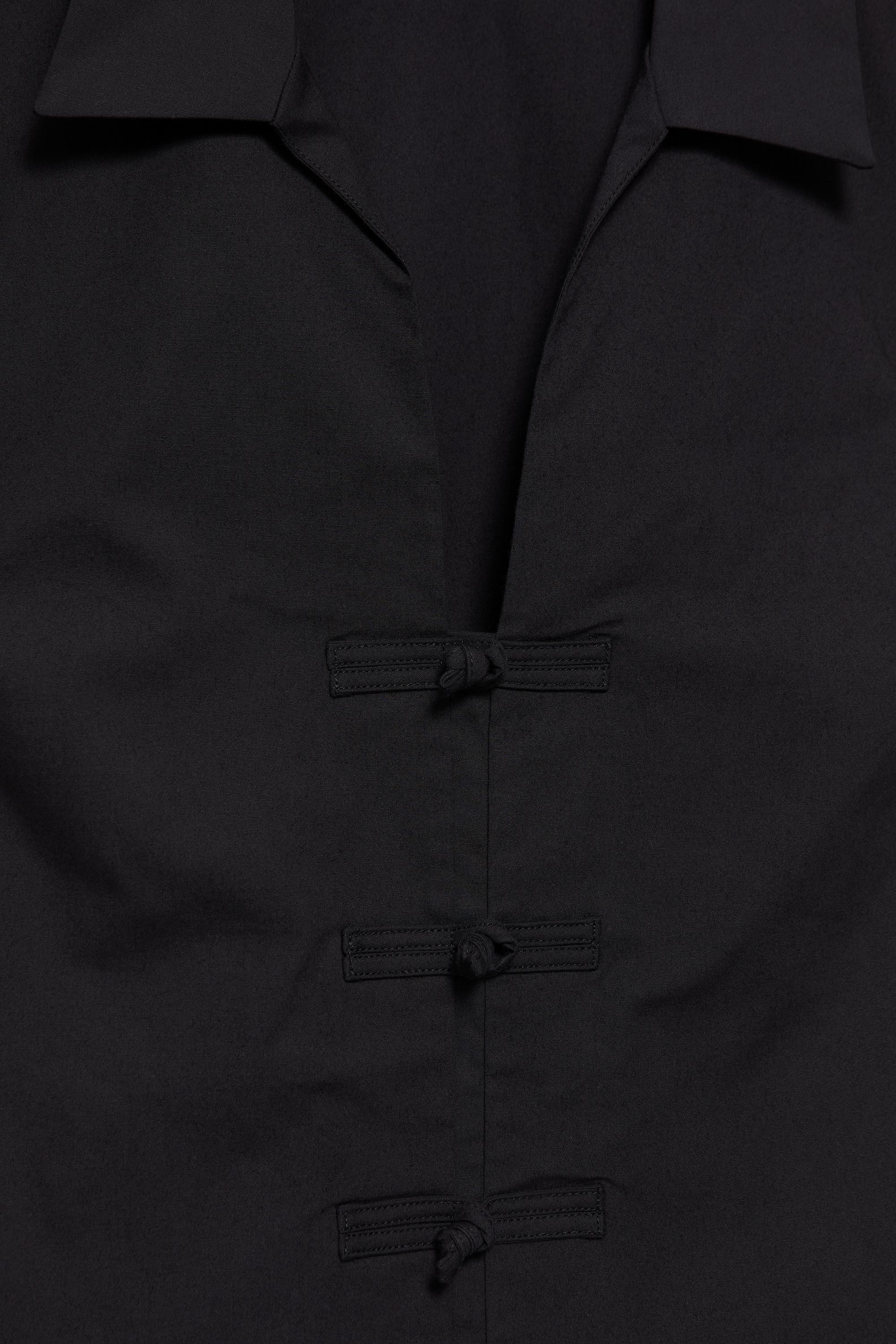 Short sleeve shirt with toggles — Black