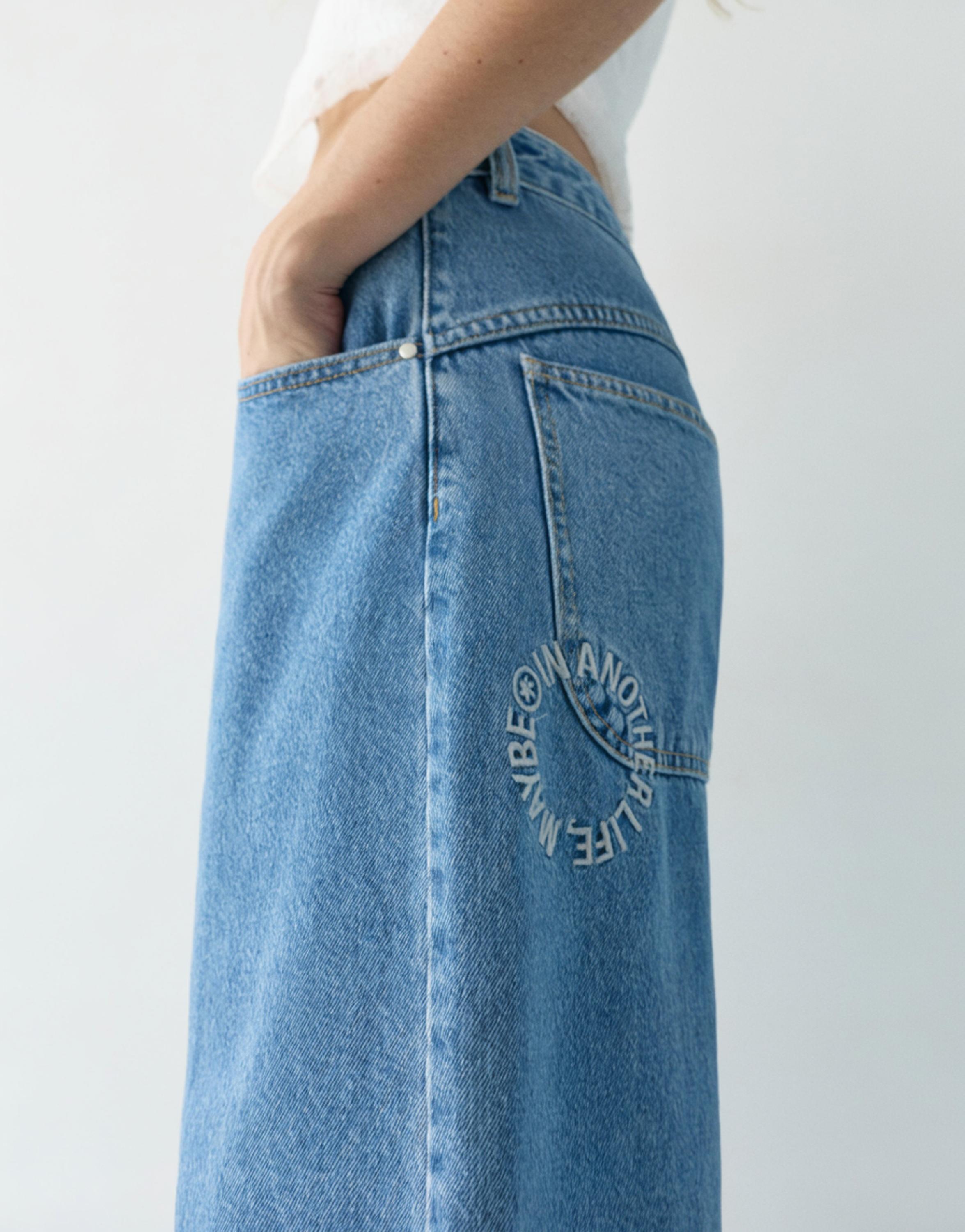 Balloon fit jeans with embroidered text — Medium blue