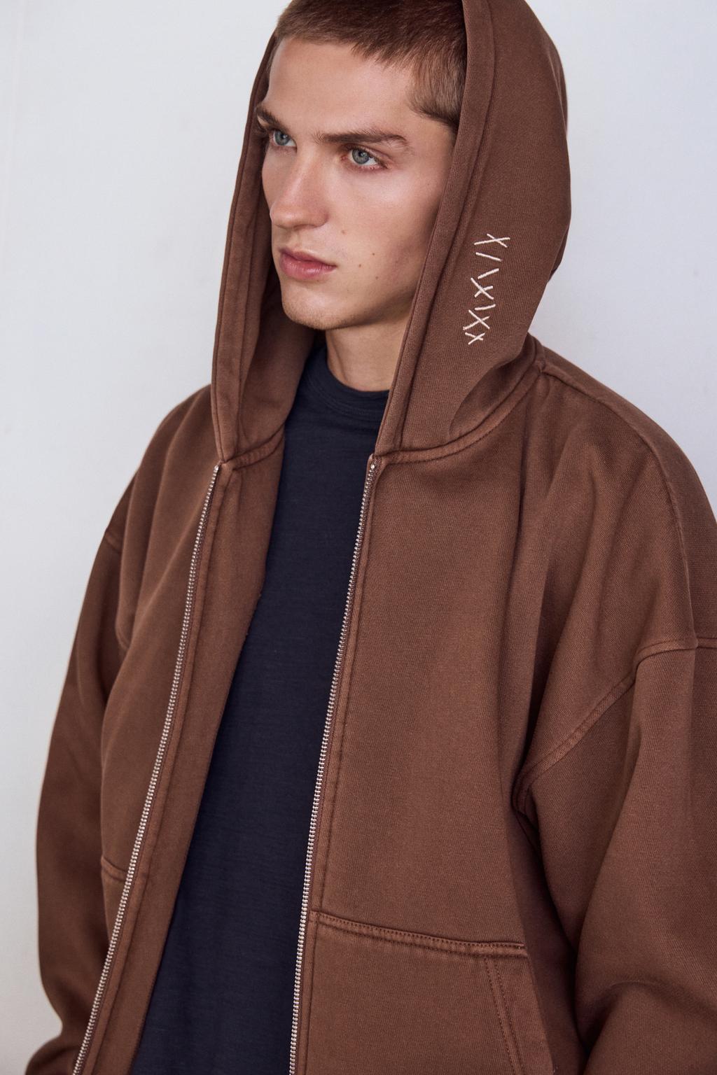 Sweat à capuche zippé brodé pull&bear