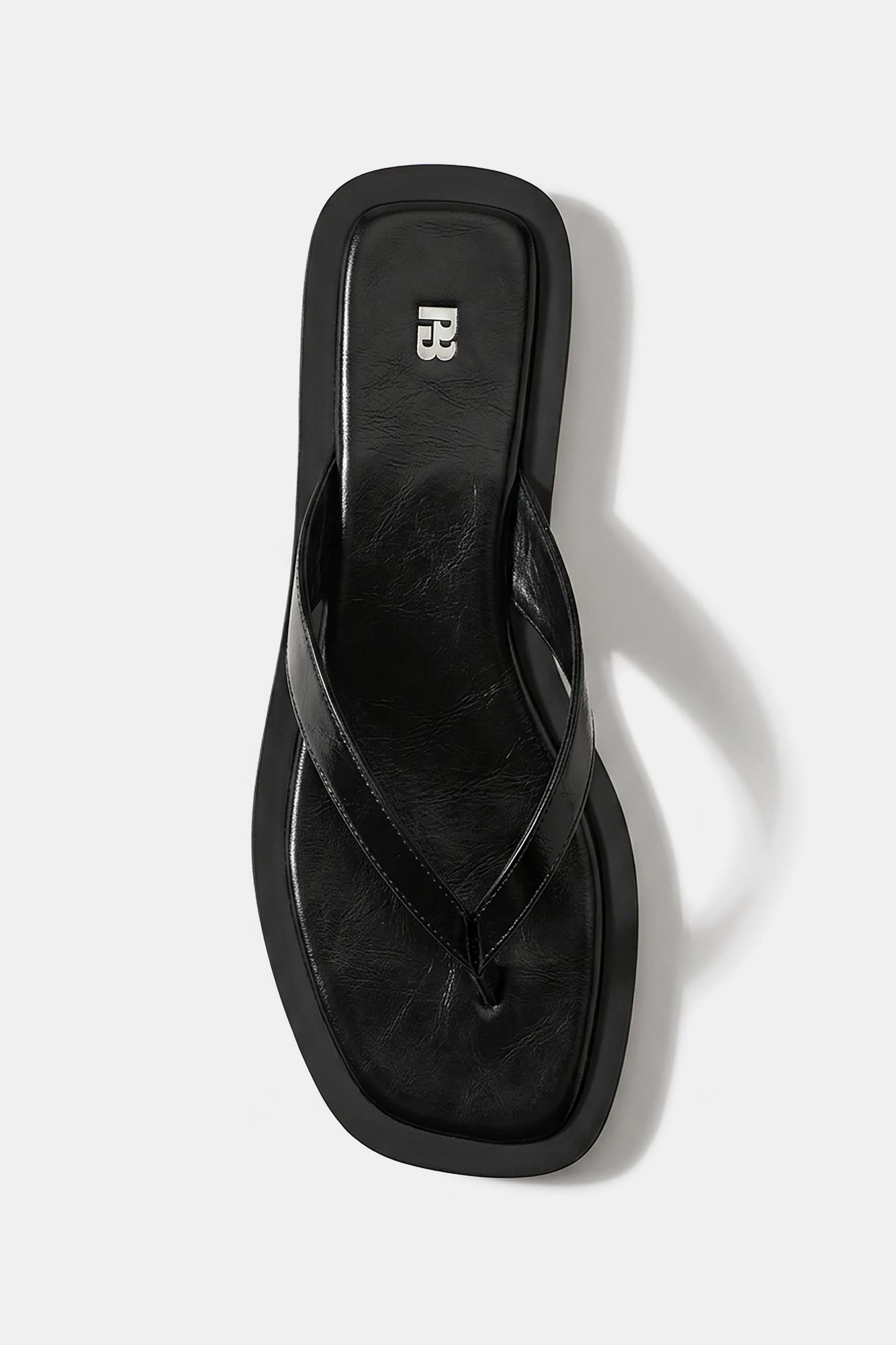 Flat strappy sandals — Black