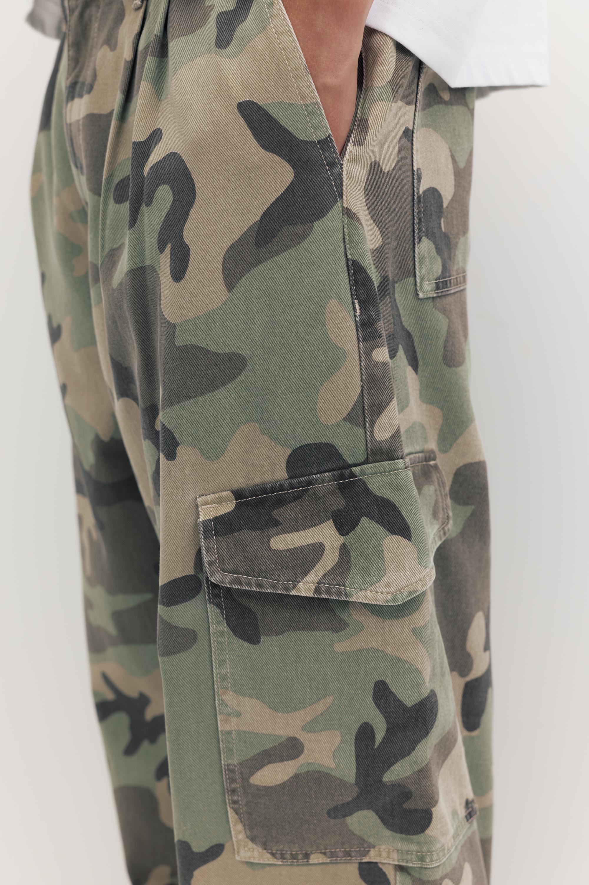 Printed cargo trousers — Khaki