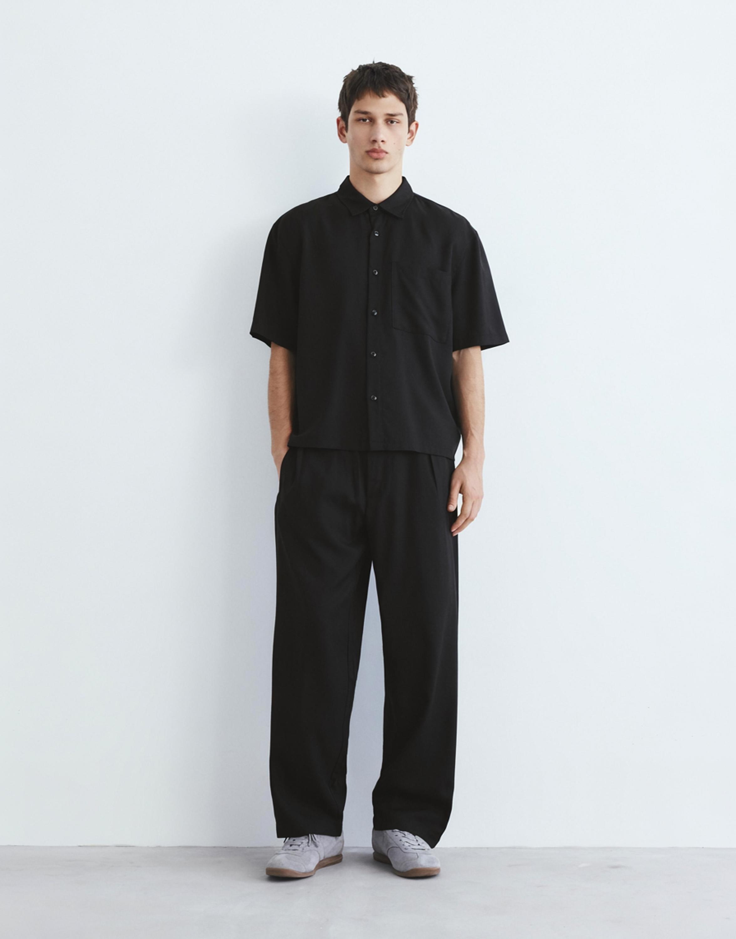 Short sleeve shirt with pocket — Black