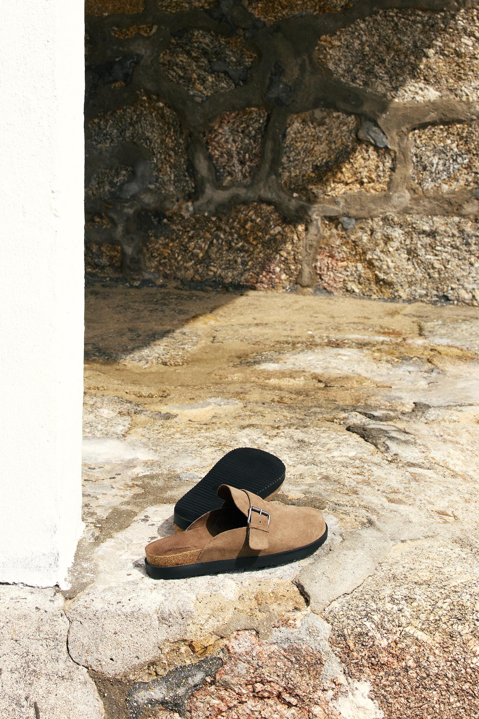 Leather buckle clogs — Brown