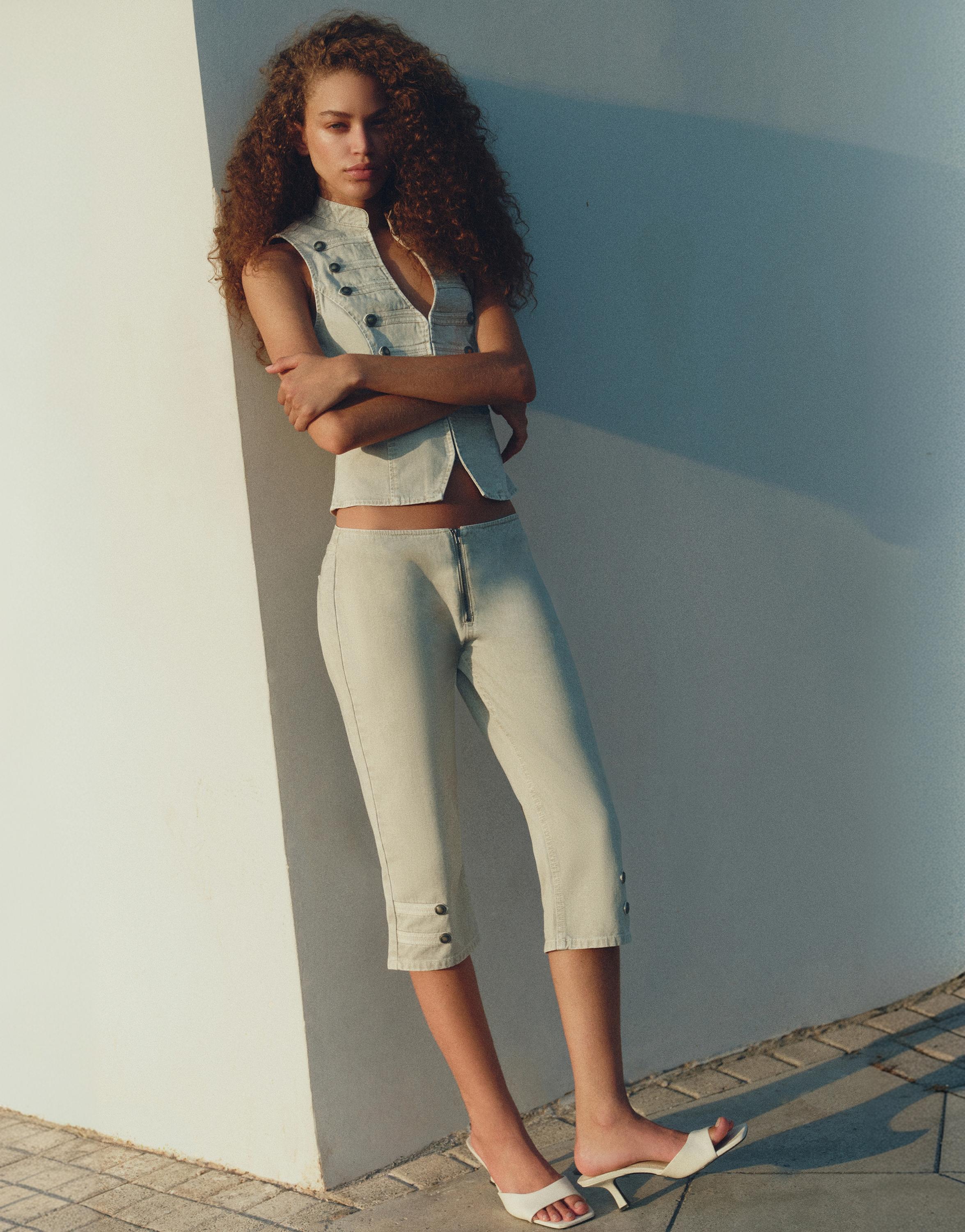Capris with buttons and toggles — Khaki