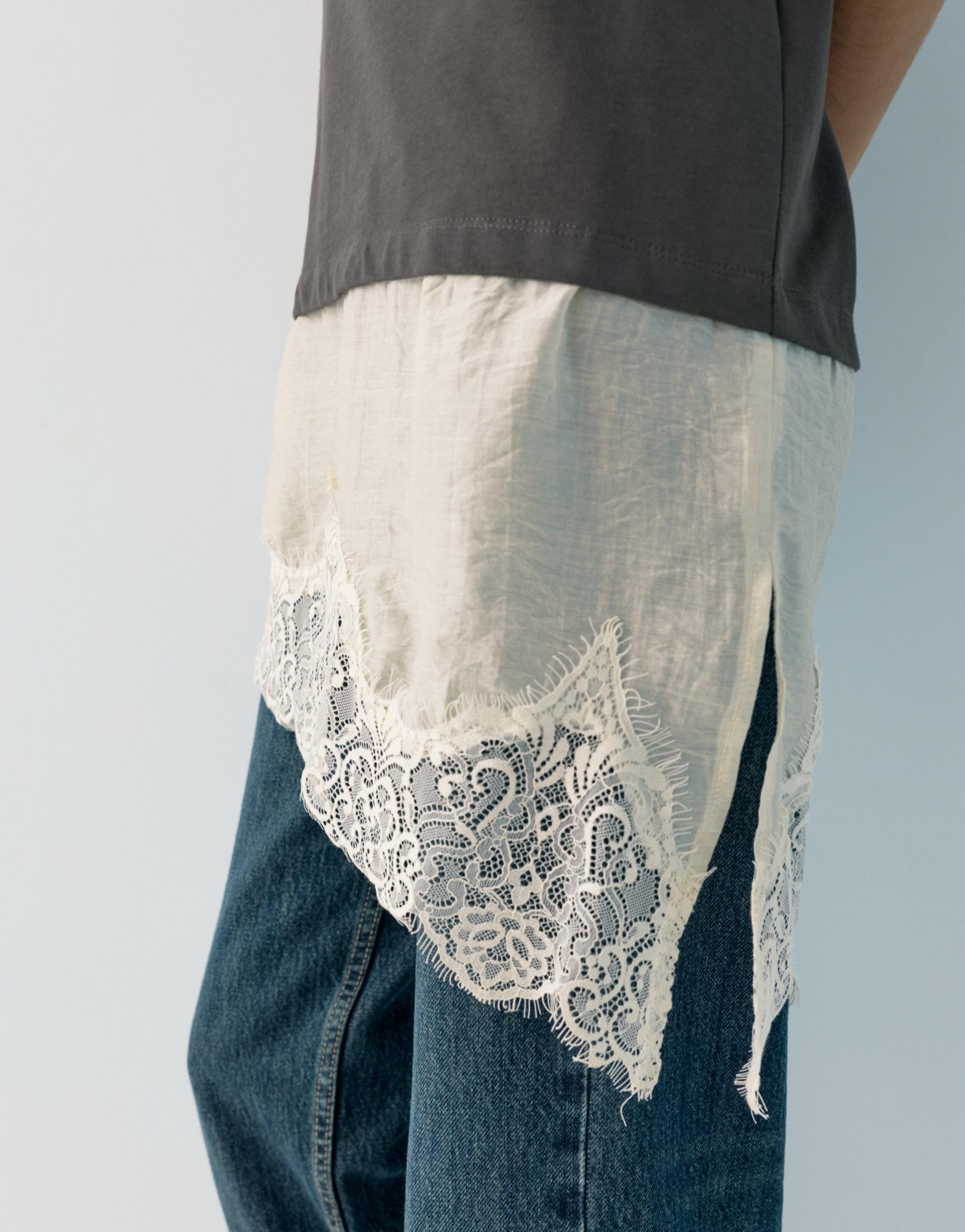 Contrast T-shirt with lace hem — Anthracite grey