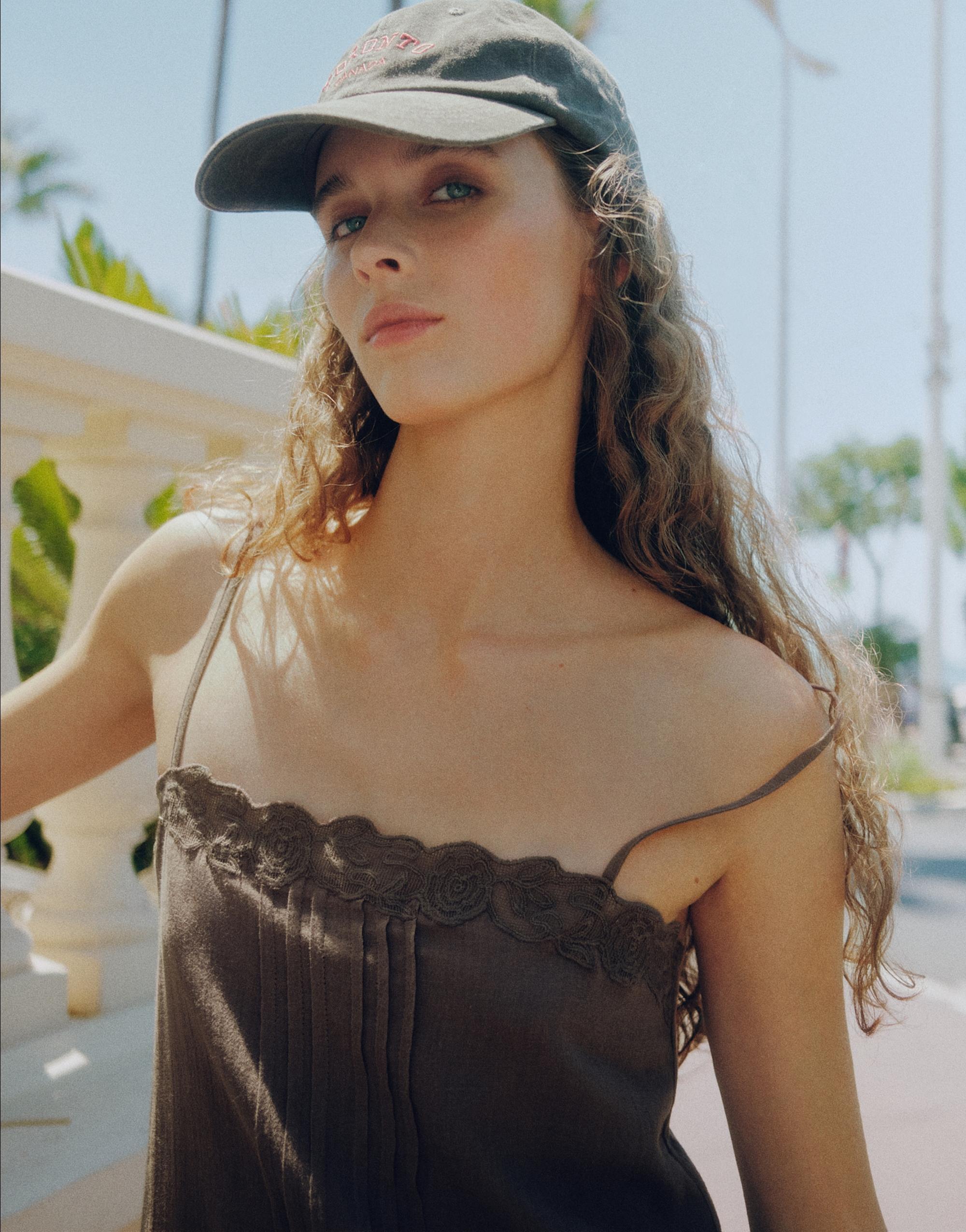 Brown dress with ruffled hem — Brown