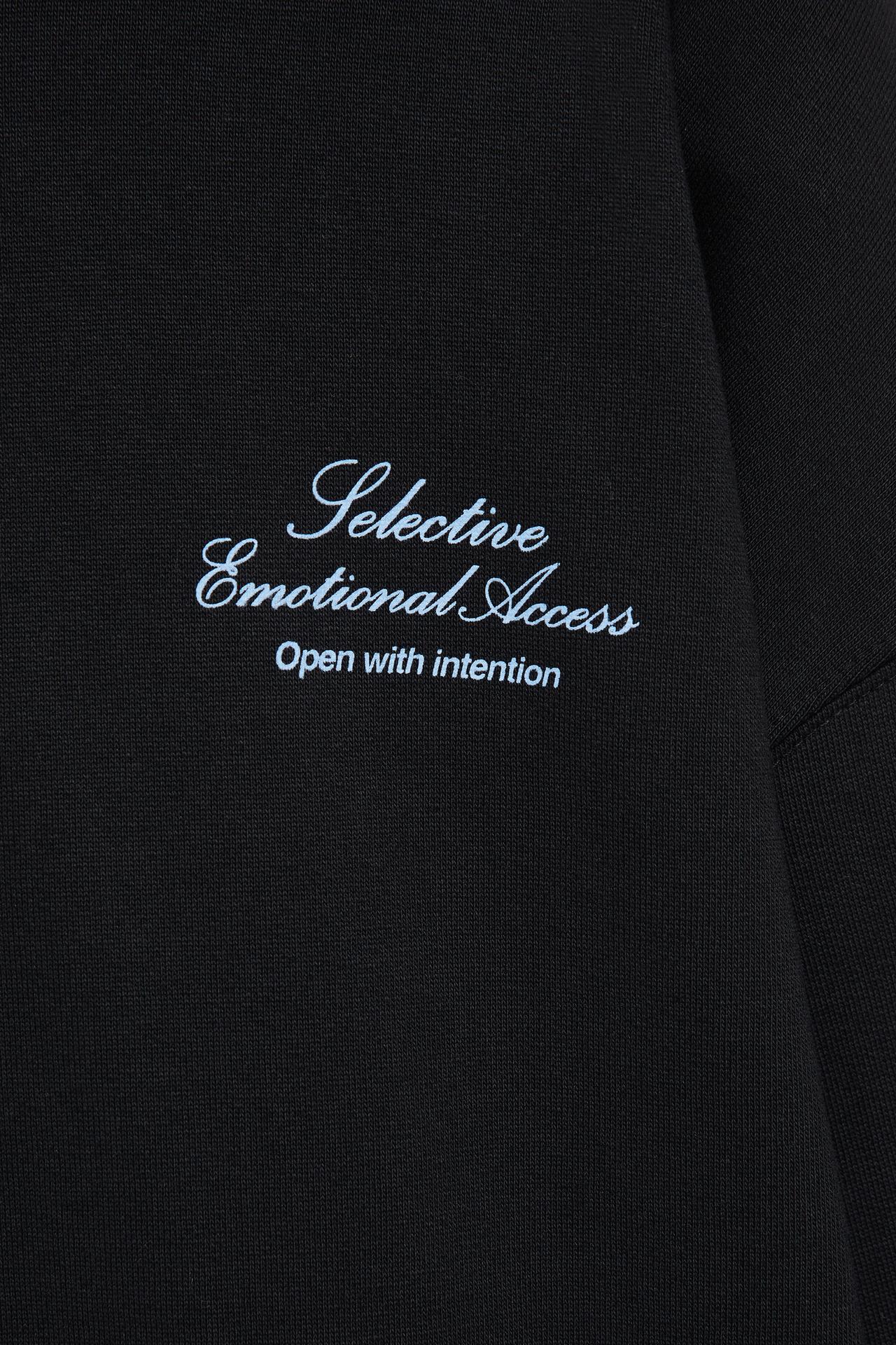 Graphic hood — Black