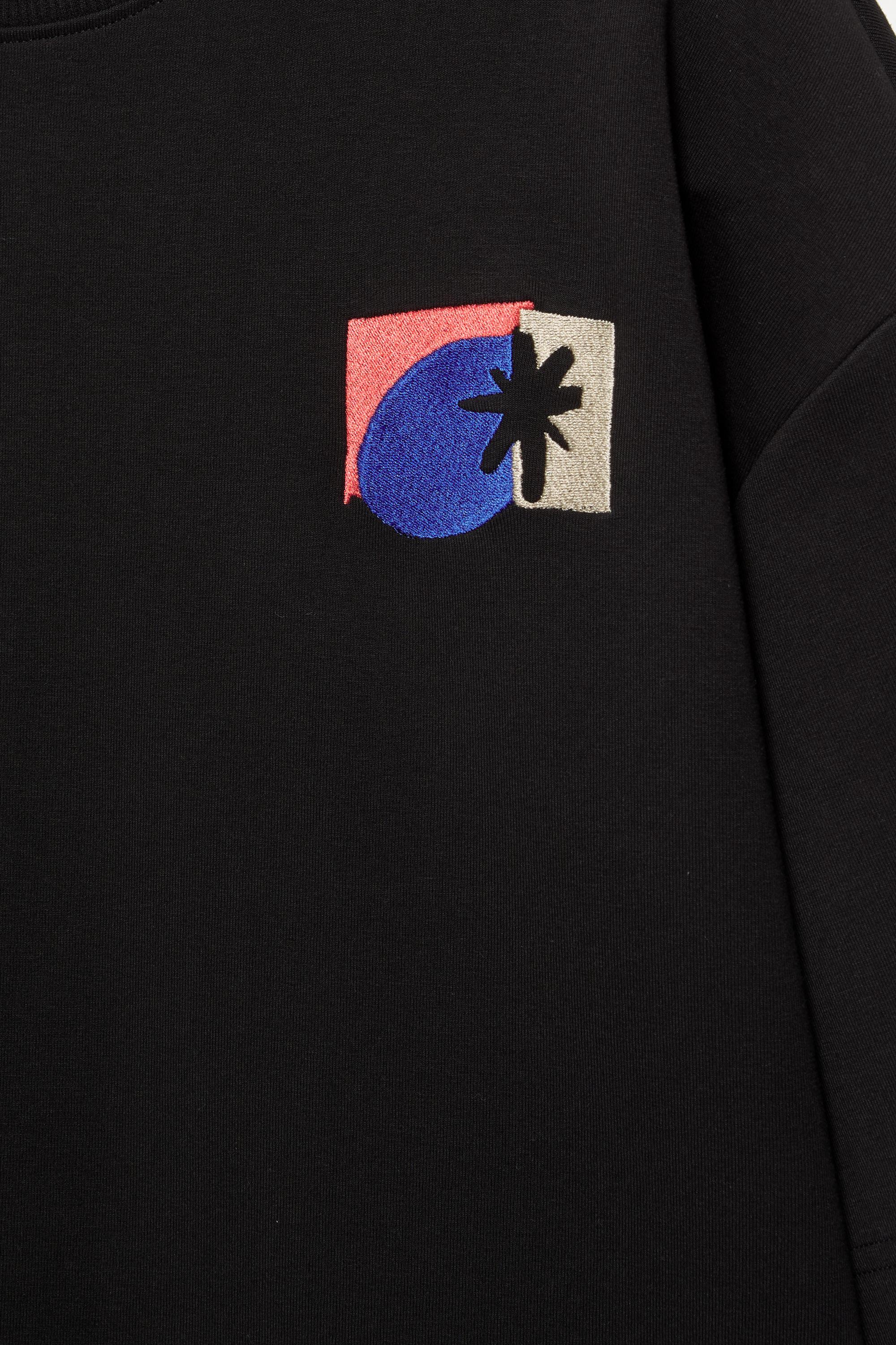 Grafik detaylı siyah kısa kollu sweatshirt - Görsel 2