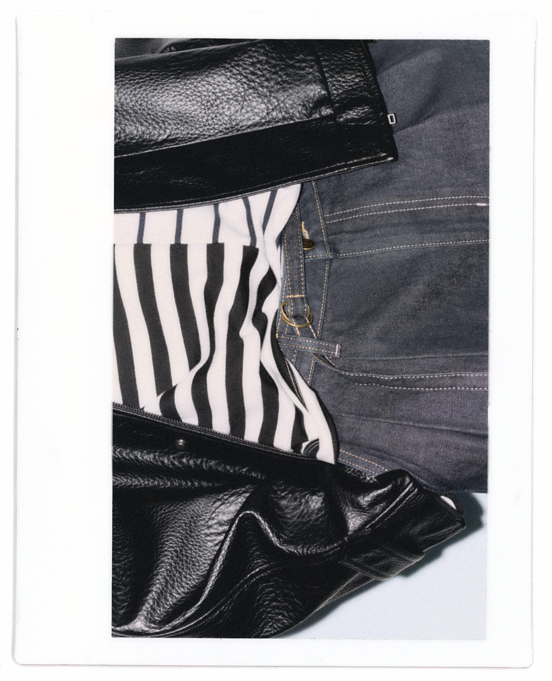 Relaxed fit jeans with darts and belt — Navy