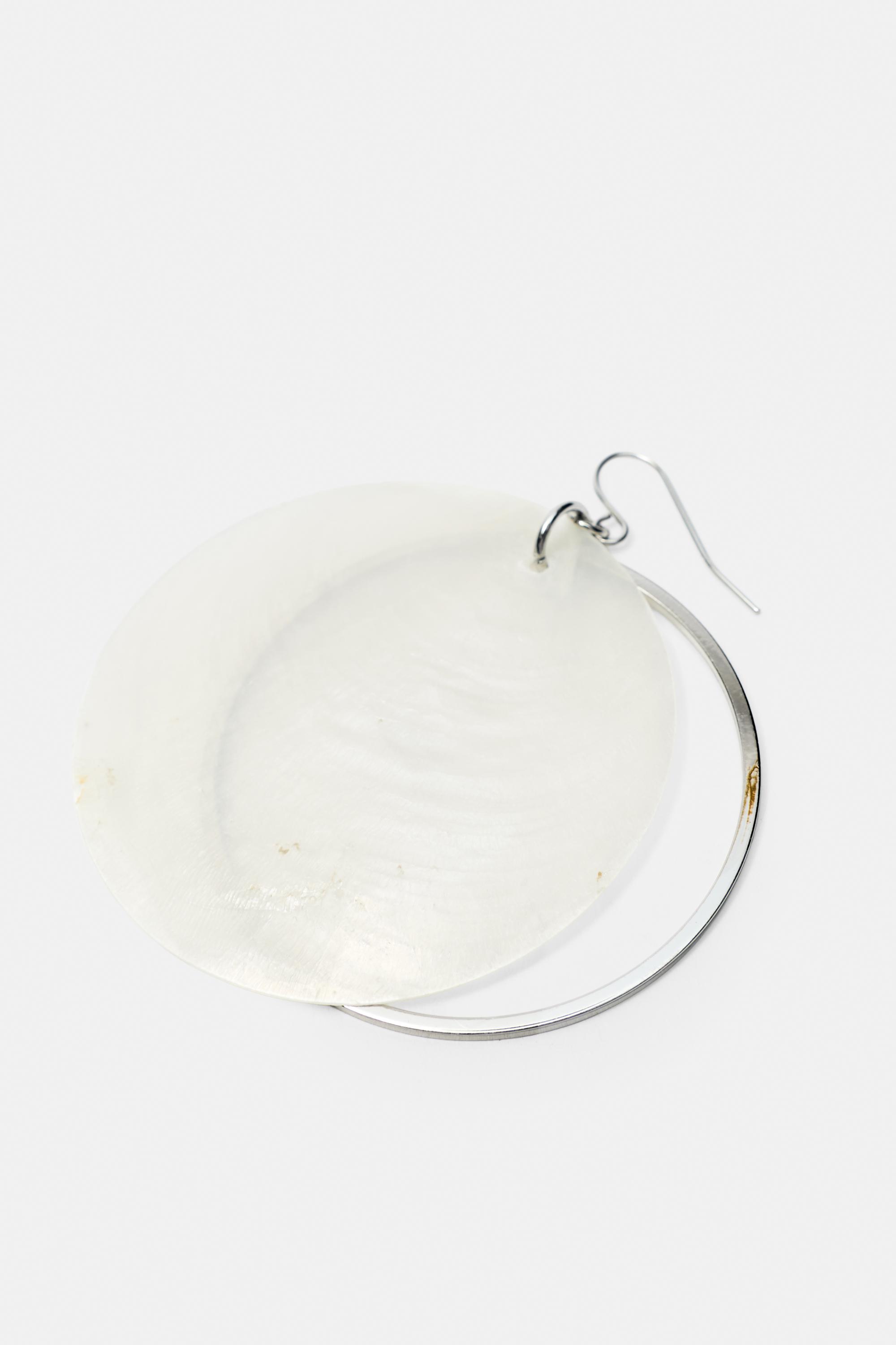 Mismatched mother-of-pearl-effect earrings — White