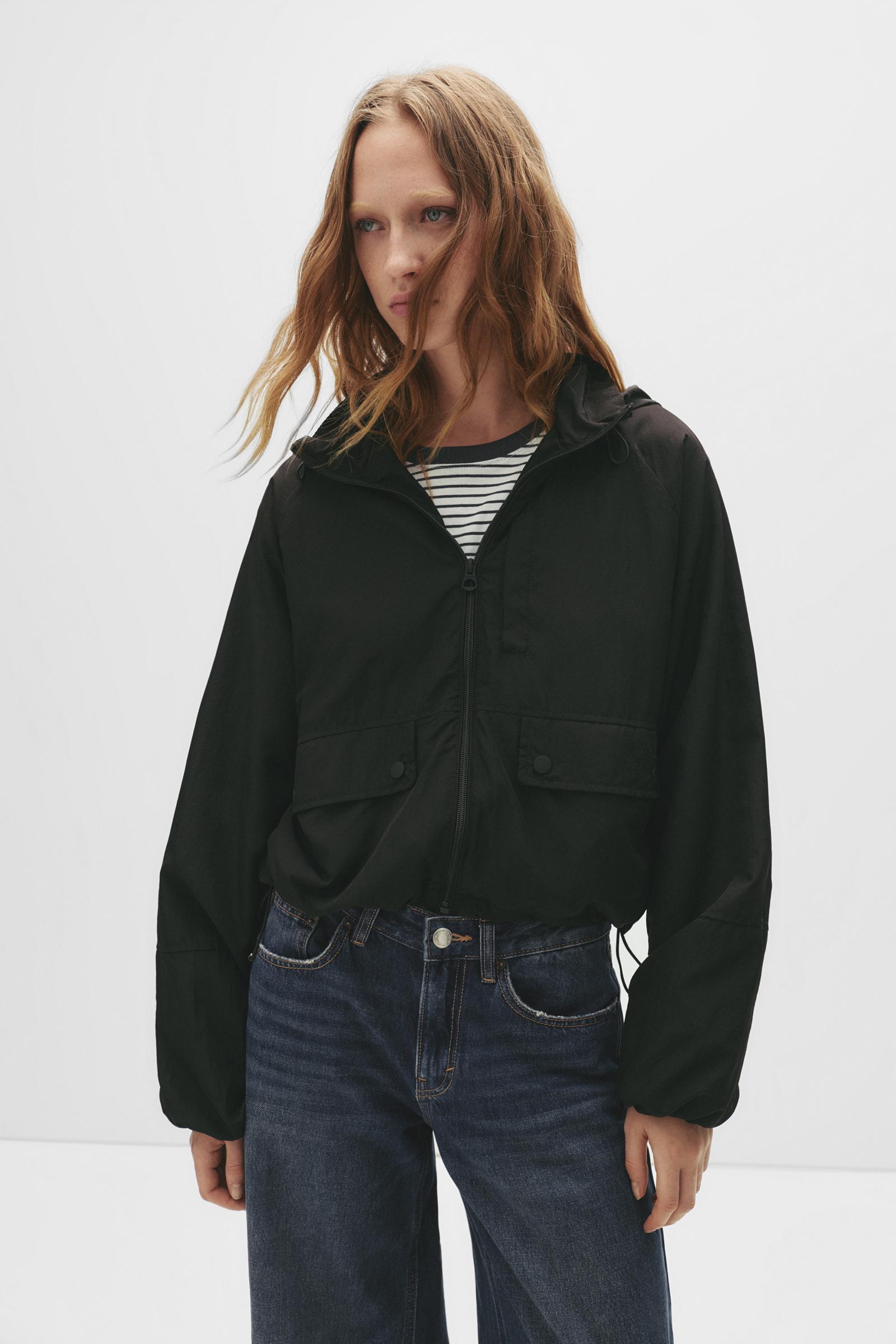 Kurze, Leichte Jacke Mit Kapuze