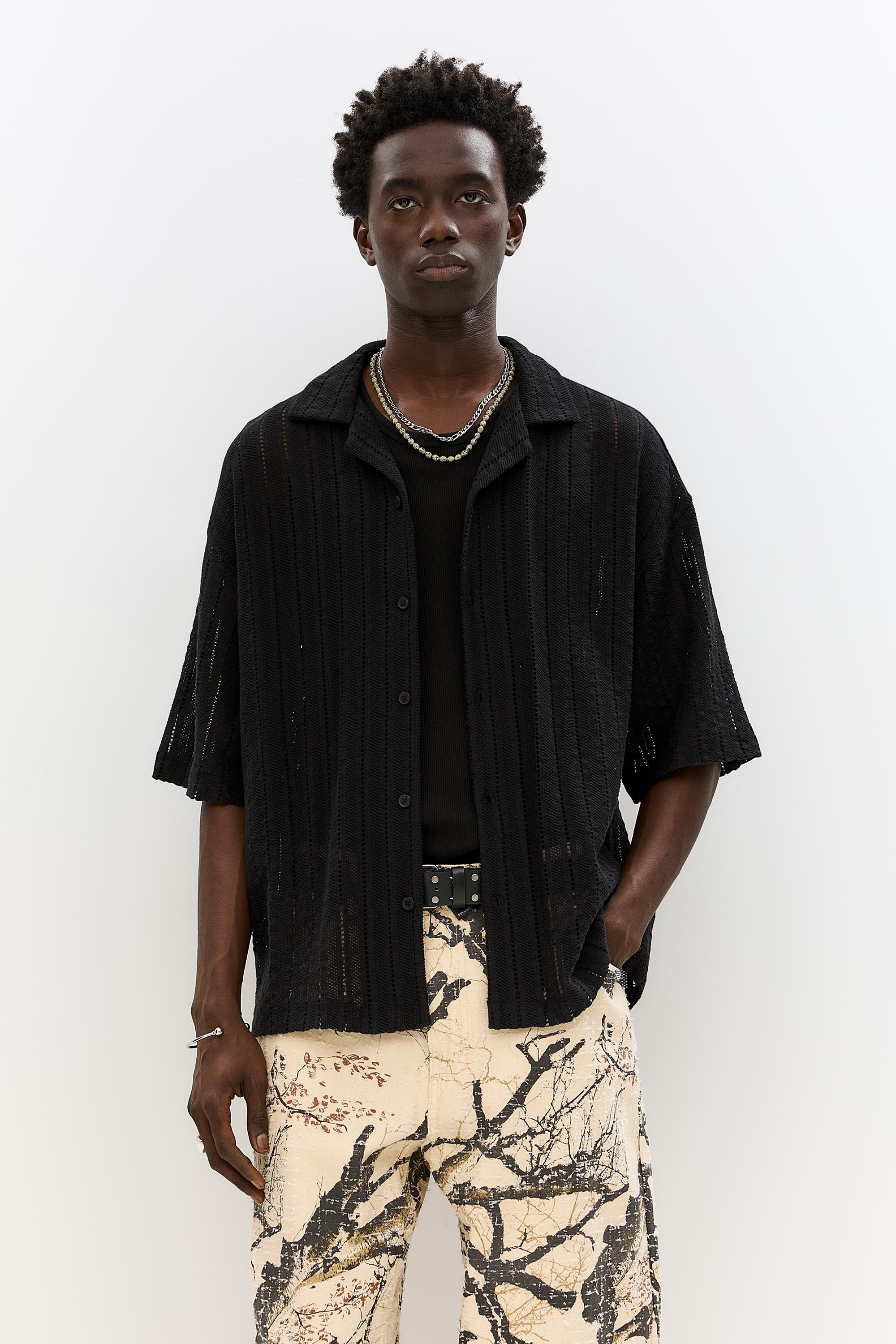 Schwarzes Hemd Mit Kurzen Ärmeln Und Struktur