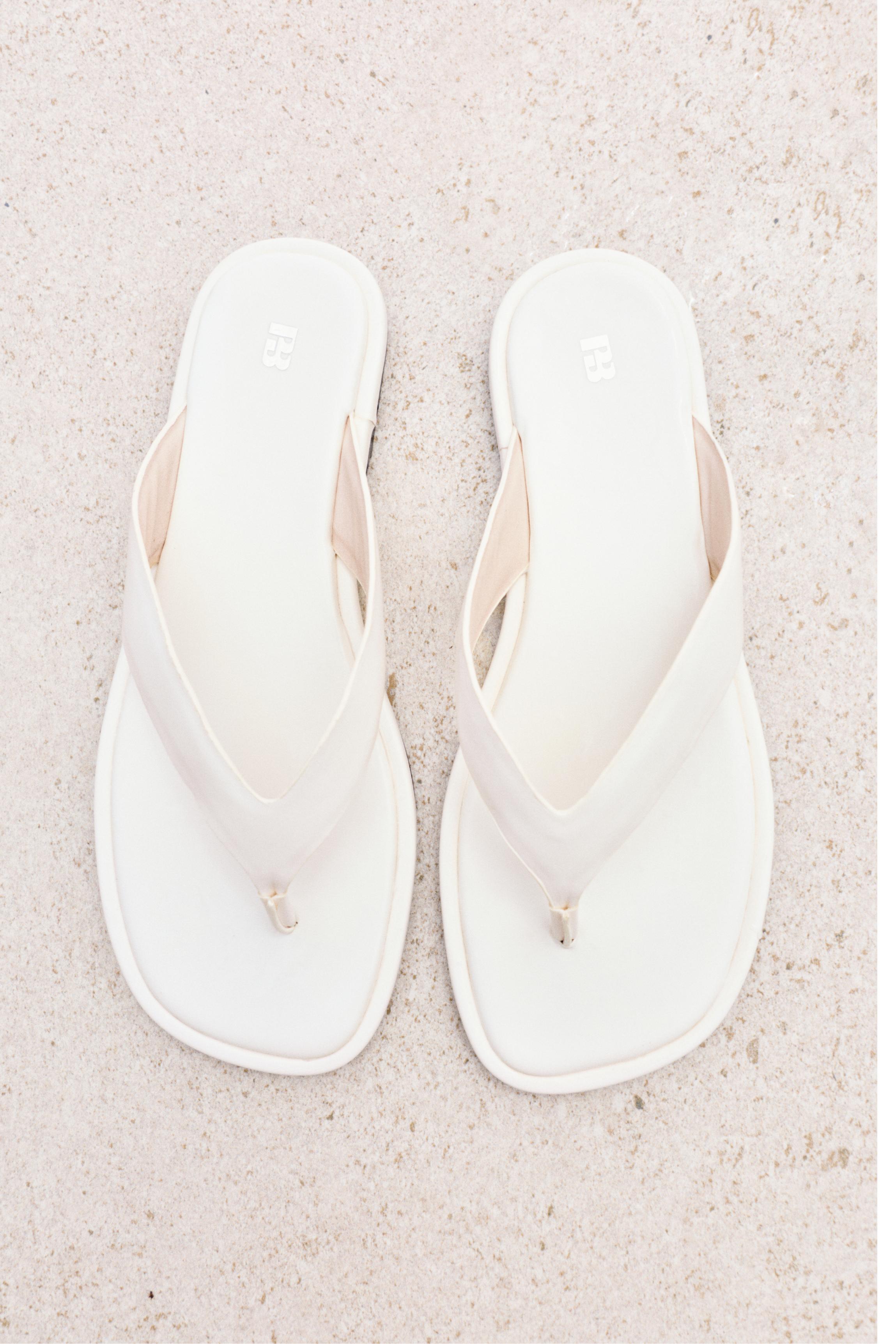 Flat strappy sandals — Ecru