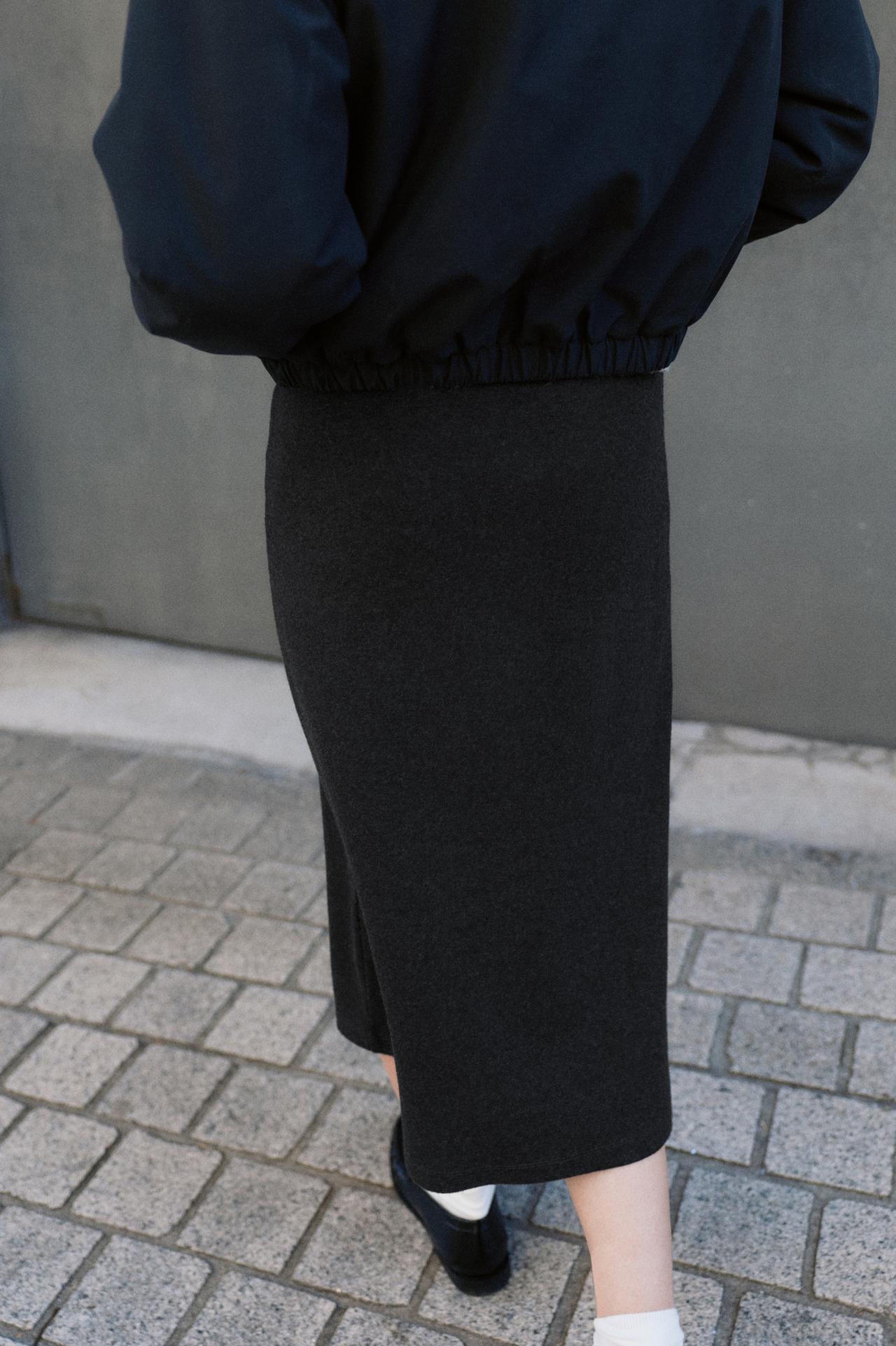 Soft-touch straight midi skirt — Anthracite grey