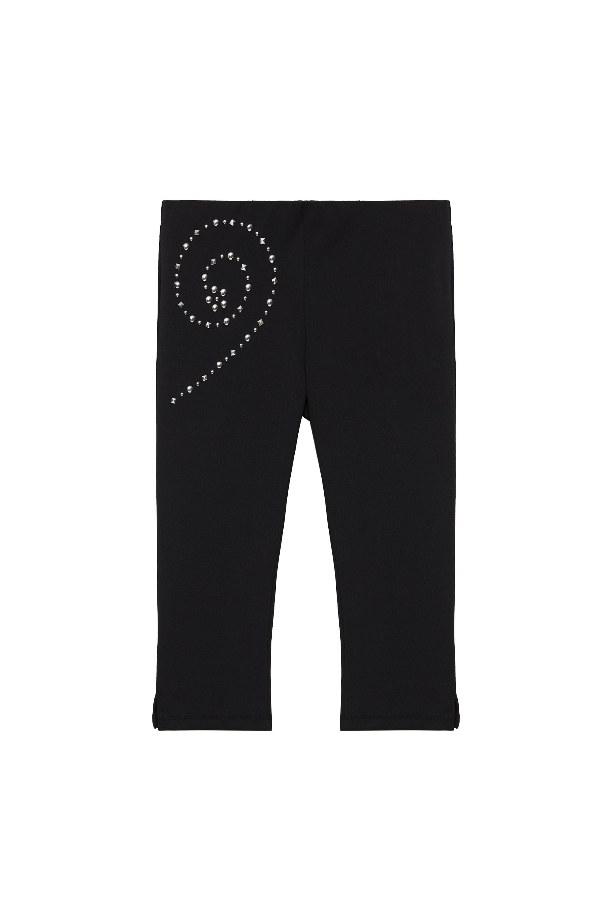 Pantalón capri tachuelas