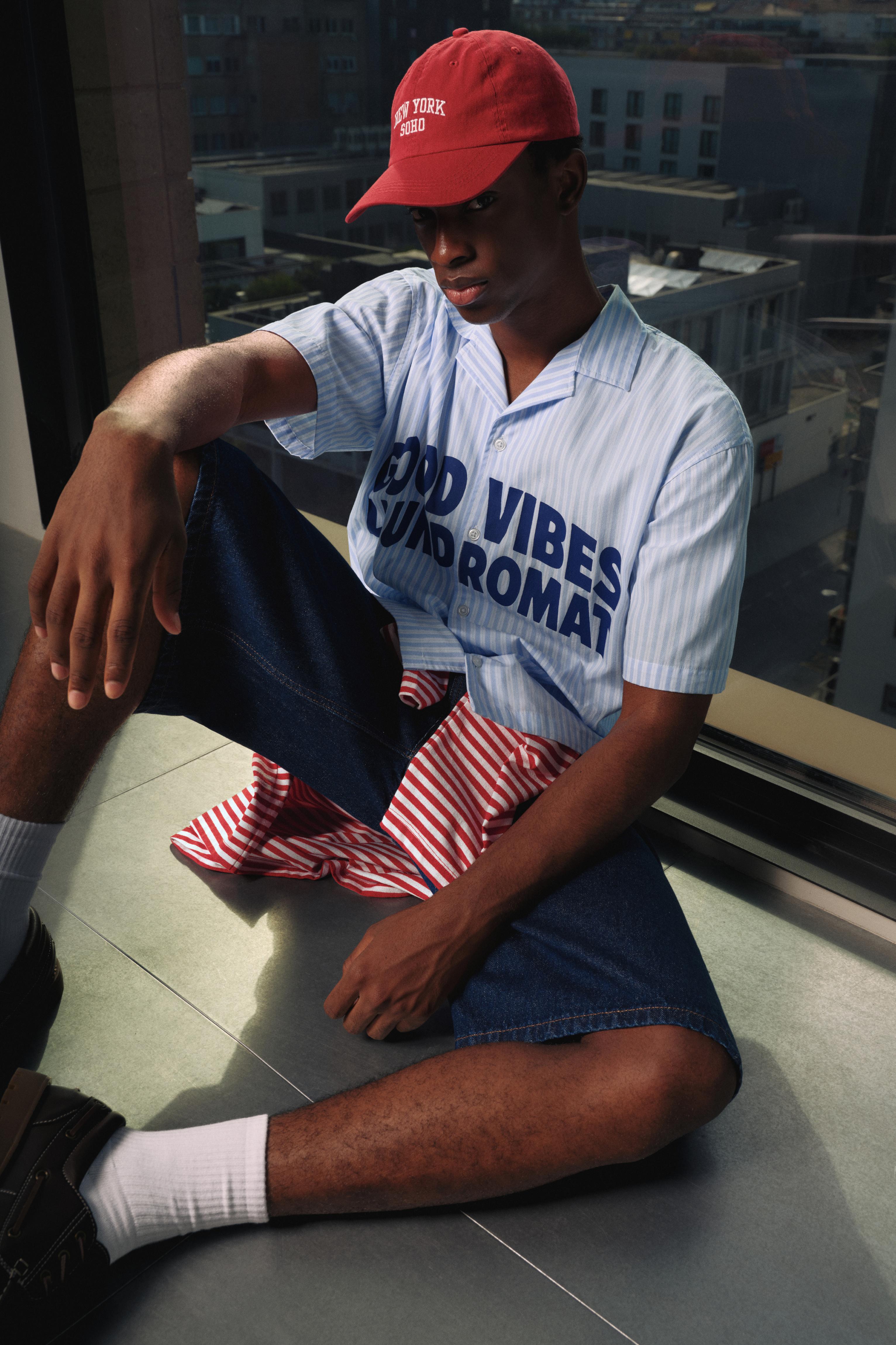 Striped short sleeve shirt with text — Grey/Blue