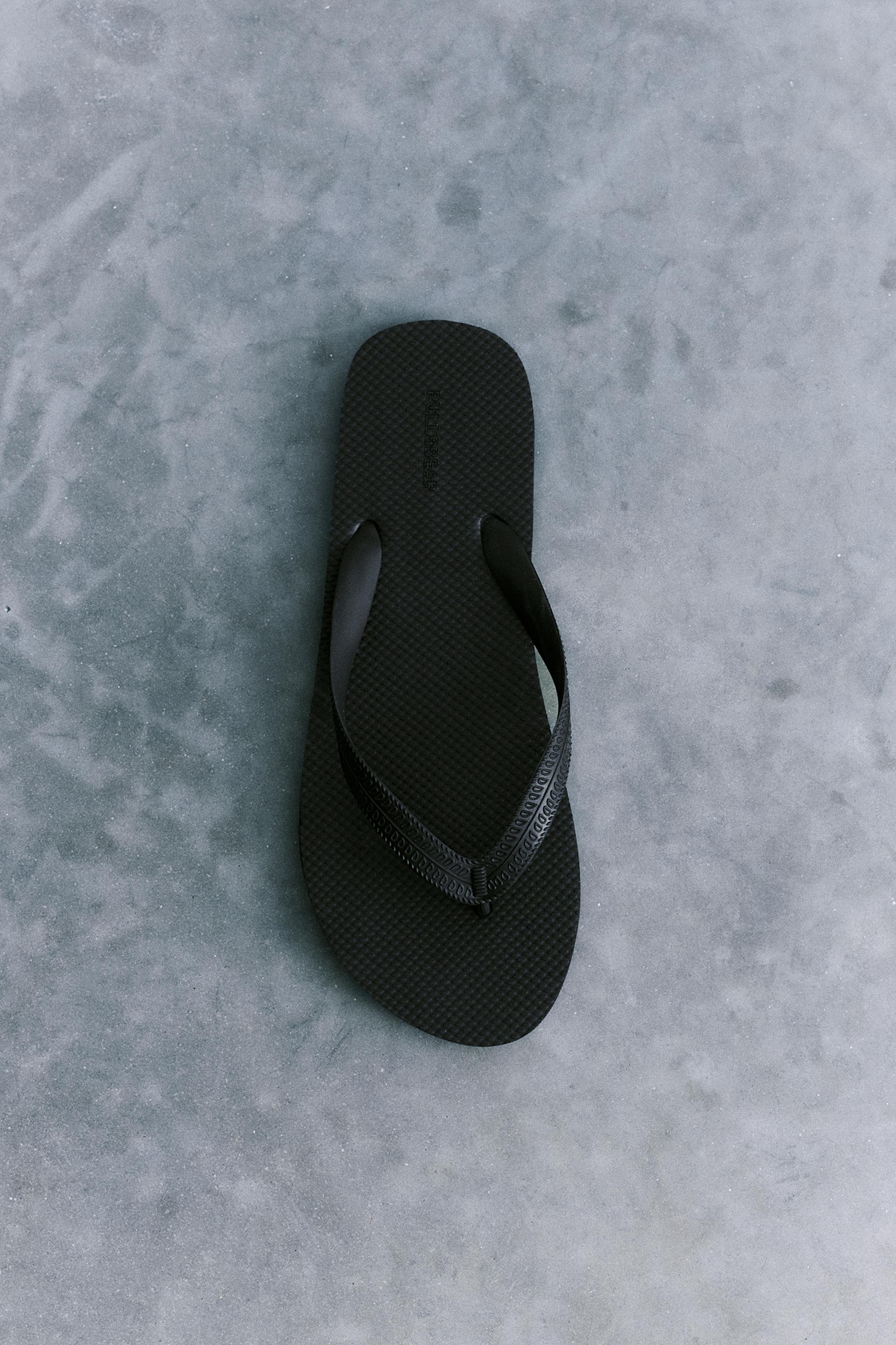 Strappy sandals — Black