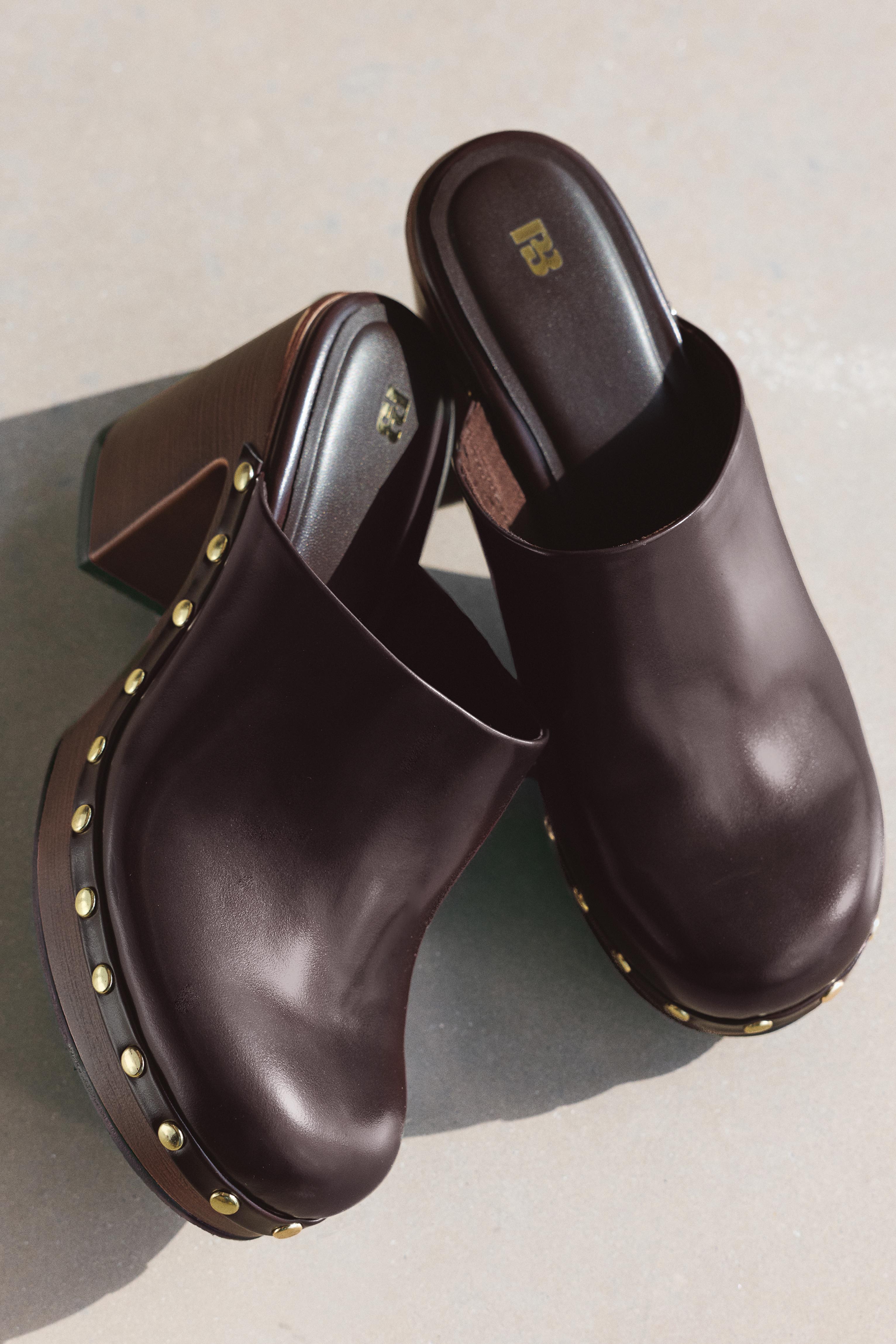 Heeled clogs with studs — Brown