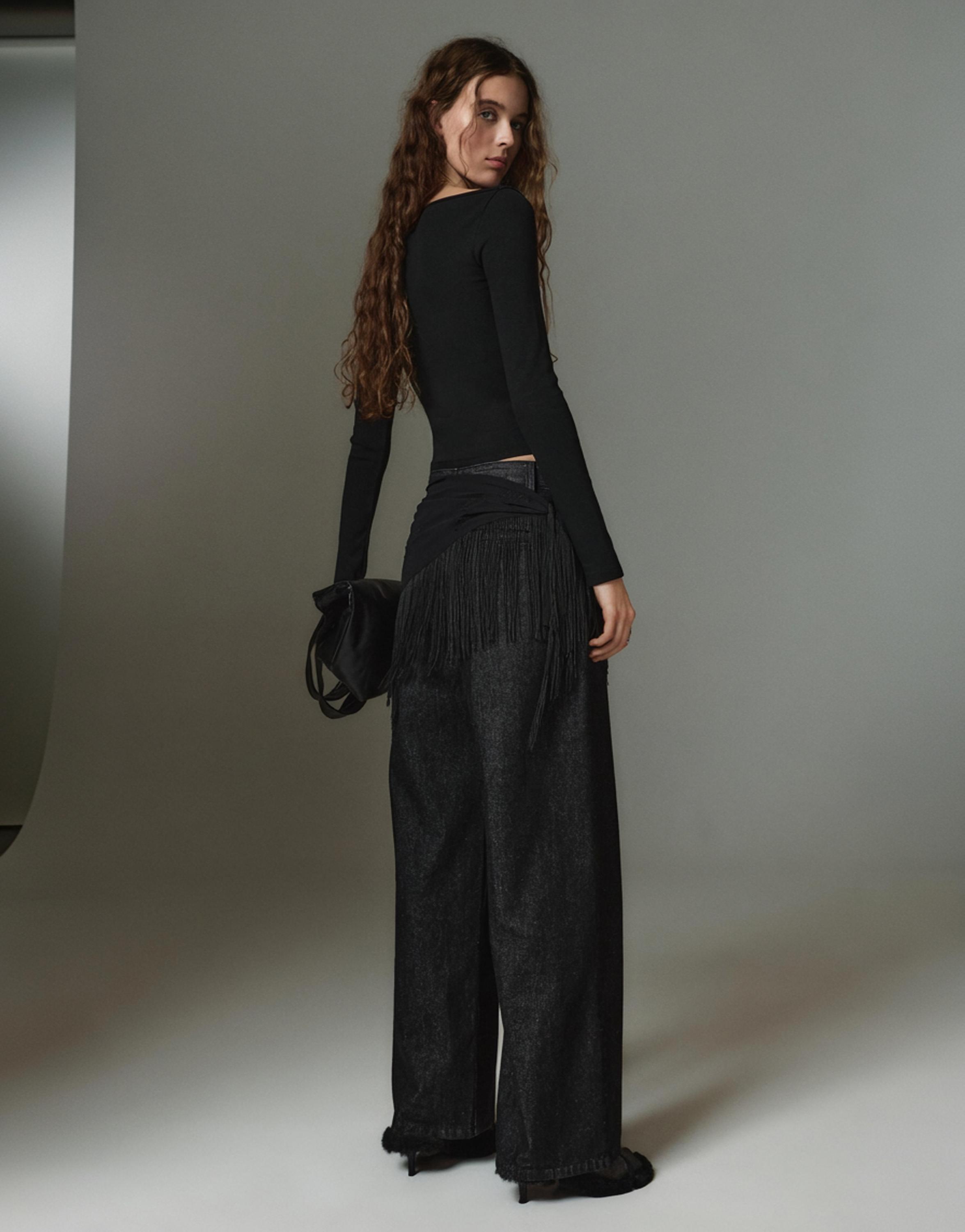 Uzun kollu geniş yaka t-shirt - Görsel 15