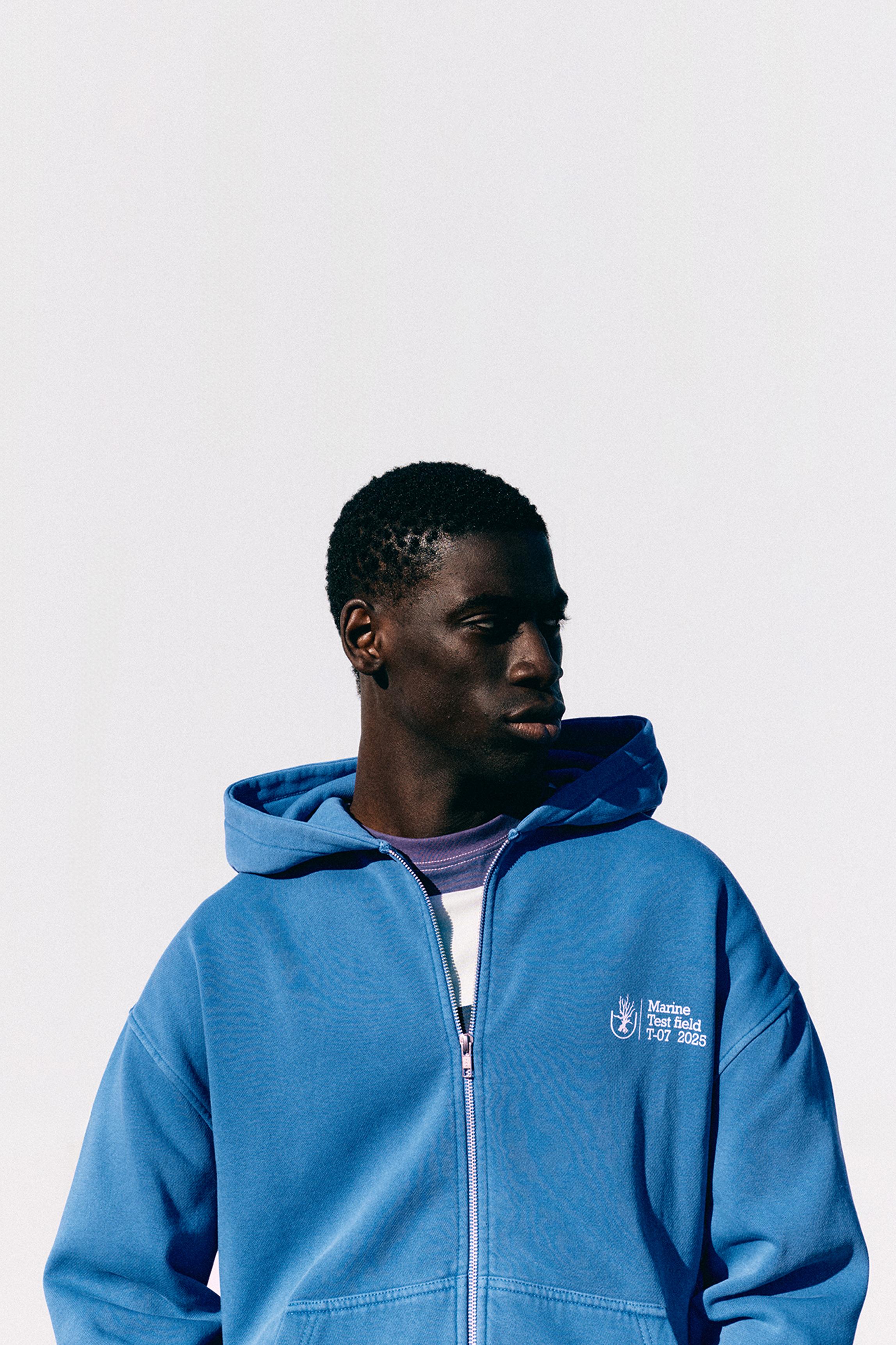 Fermuarlı mavi kapüşonlu sweatshirt - Görsel 21