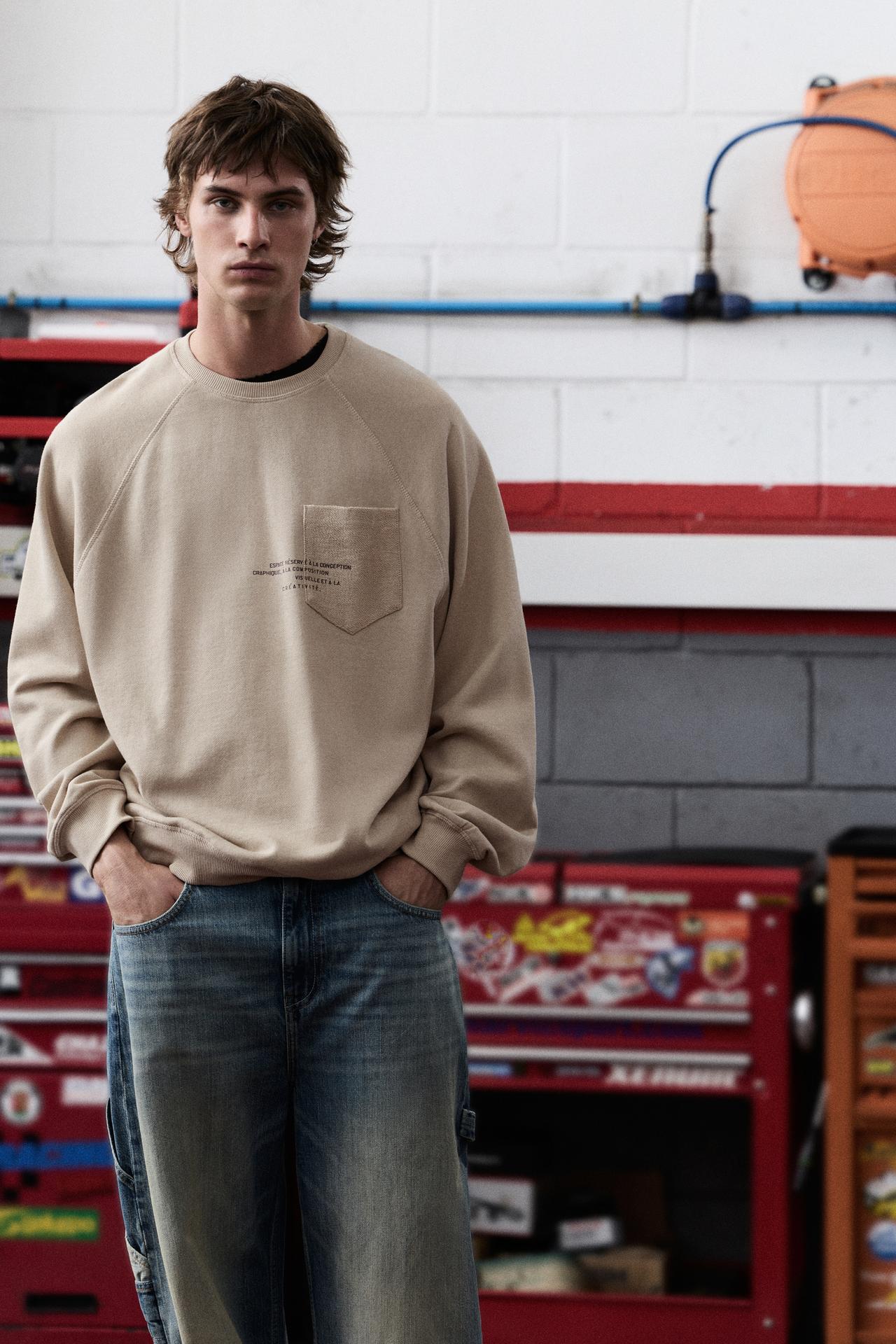 Sweatshirt with pocket and slogan — Sand