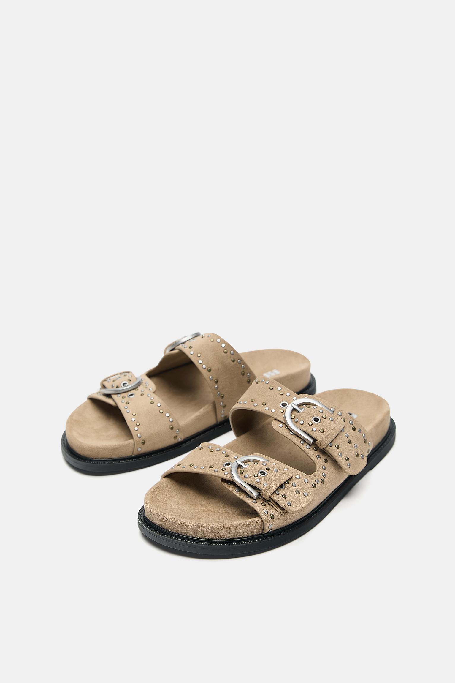 Flat buckle sandals with studs — Sand