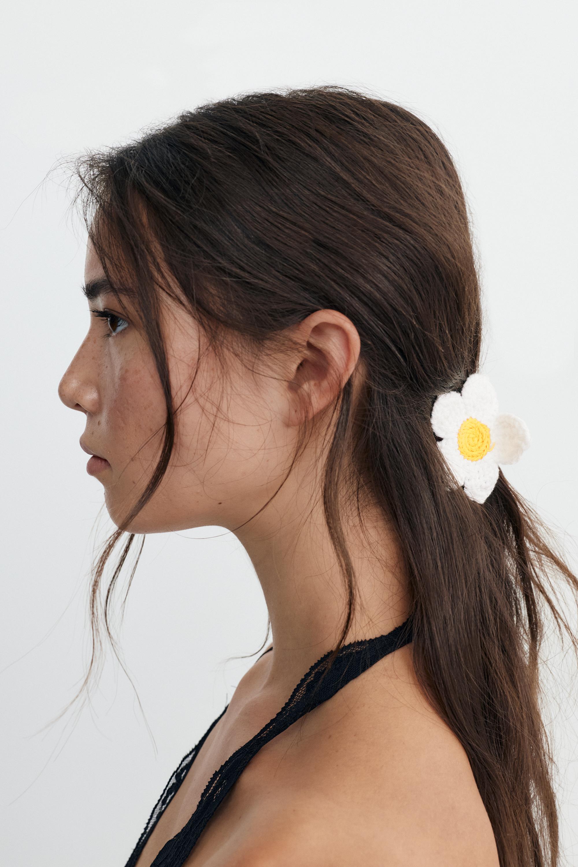 Crochet flower hair clip — White