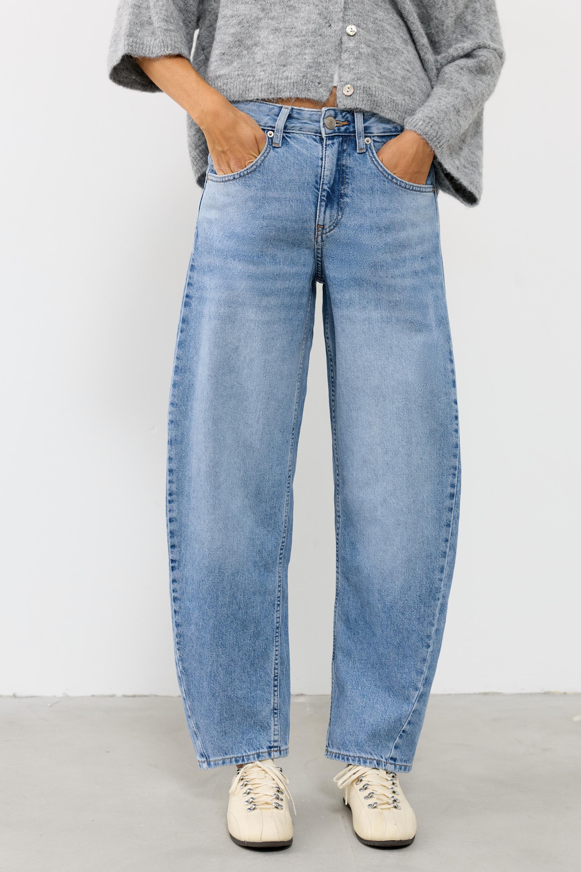 Low-rise barrel jeans — Medium blue