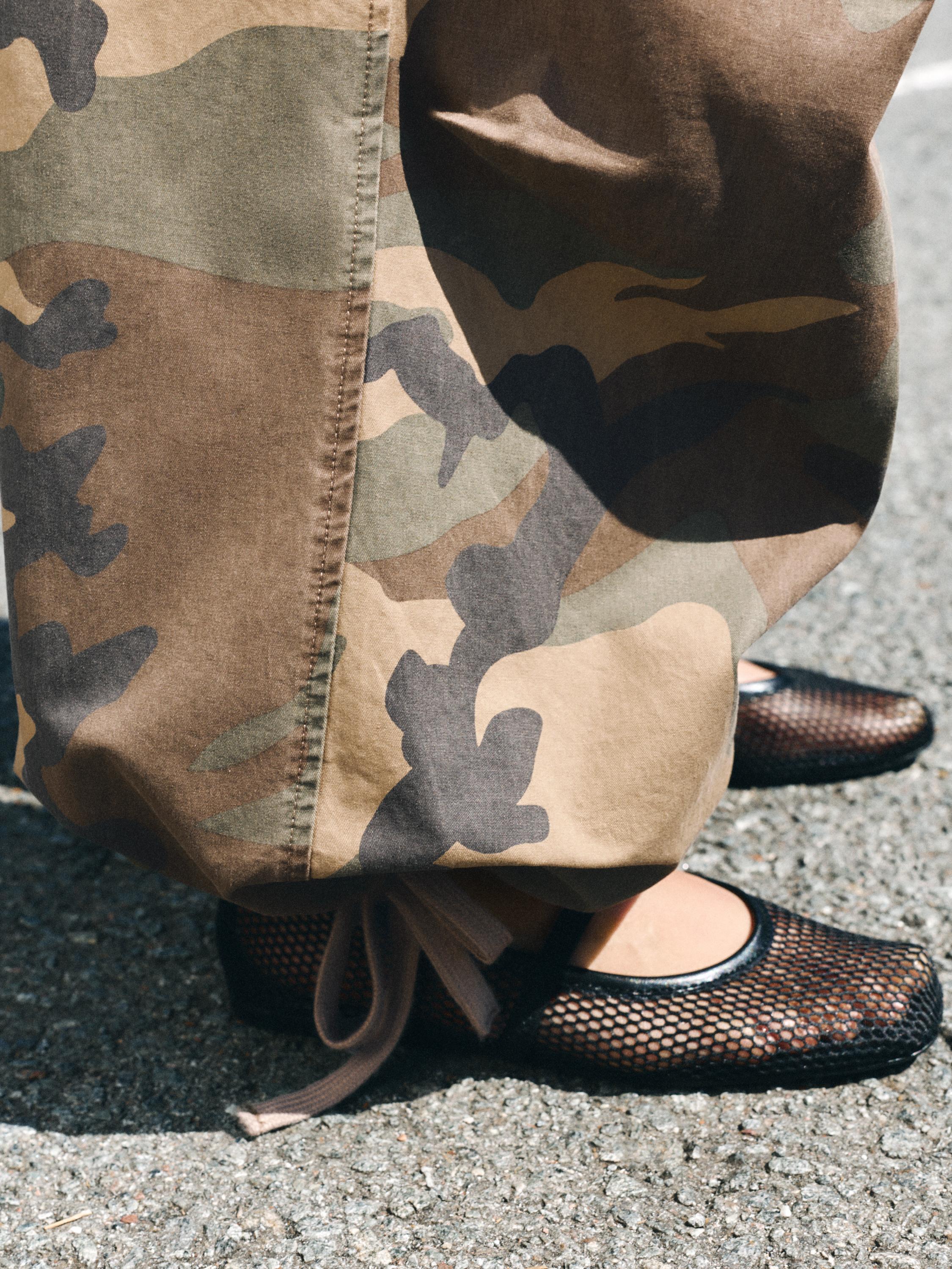 Printed parachute trousers — Khaki